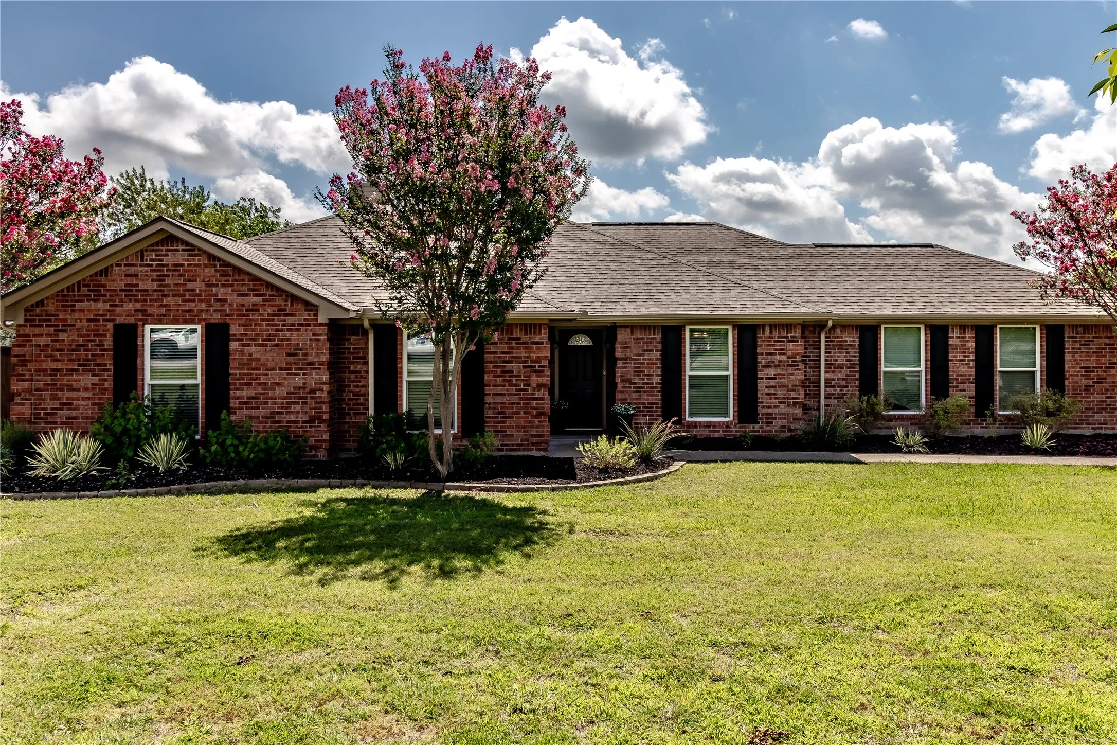 Single Family Residence For Sale in Rockwall County , 2021 Sunny Circle, Rockwall, Texas 75032, 4 Bedroom, 3 Bathroom, 2 Garage spaces, 2,764 Sqft, built in 1999, mls#21330369, Real Estate Agent in Rockwall, Homes For Sale in Rockwall county, Homes For Sale in Rockwall, Realtor in Rockwall Texas, Real Estate Brokerage Independent Realty Texas, Luminita Cordes Realtor