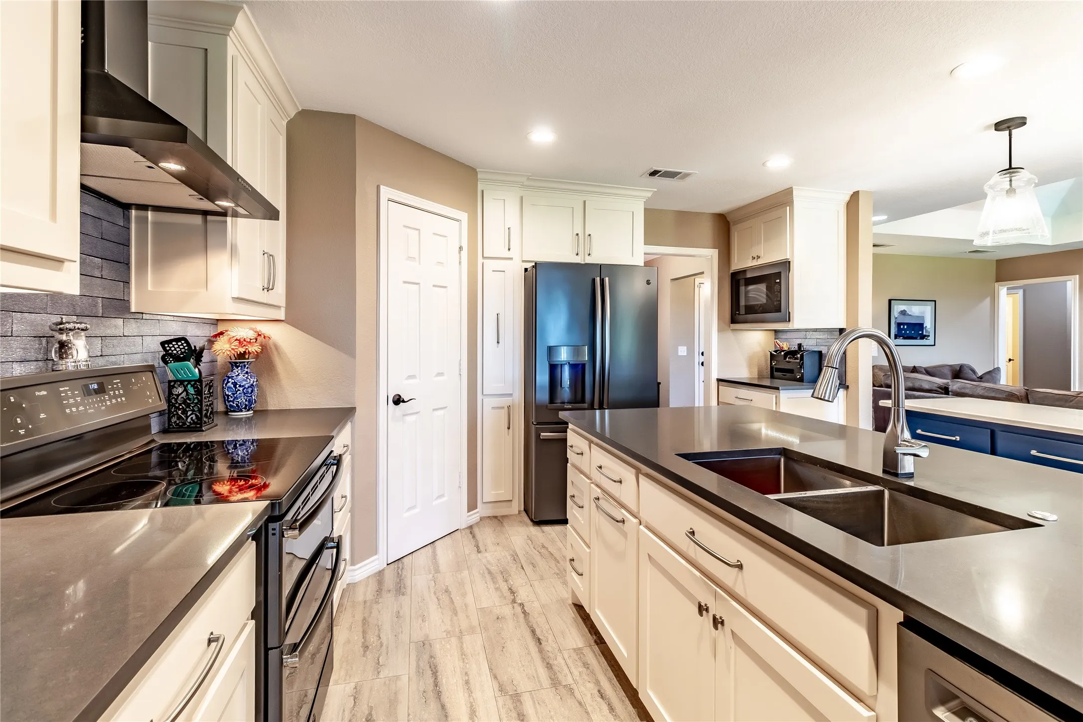 Single Family Residence For Sale in Rockwall County , 2021 Sunny Circle, Rockwall, Texas 75032, 4 Bedroom, 3 Bathroom, 2 Garage spaces, 2,764 Sqft, built in 1999, mls#21330369, Real Estate Agent in Rockwall, Homes For Sale in Rockwall county, Homes For Sale in Rockwall, Realtor in Rockwall Texas, Real Estate Brokerage Independent Realty Texas, Luminita Cordes Realtor