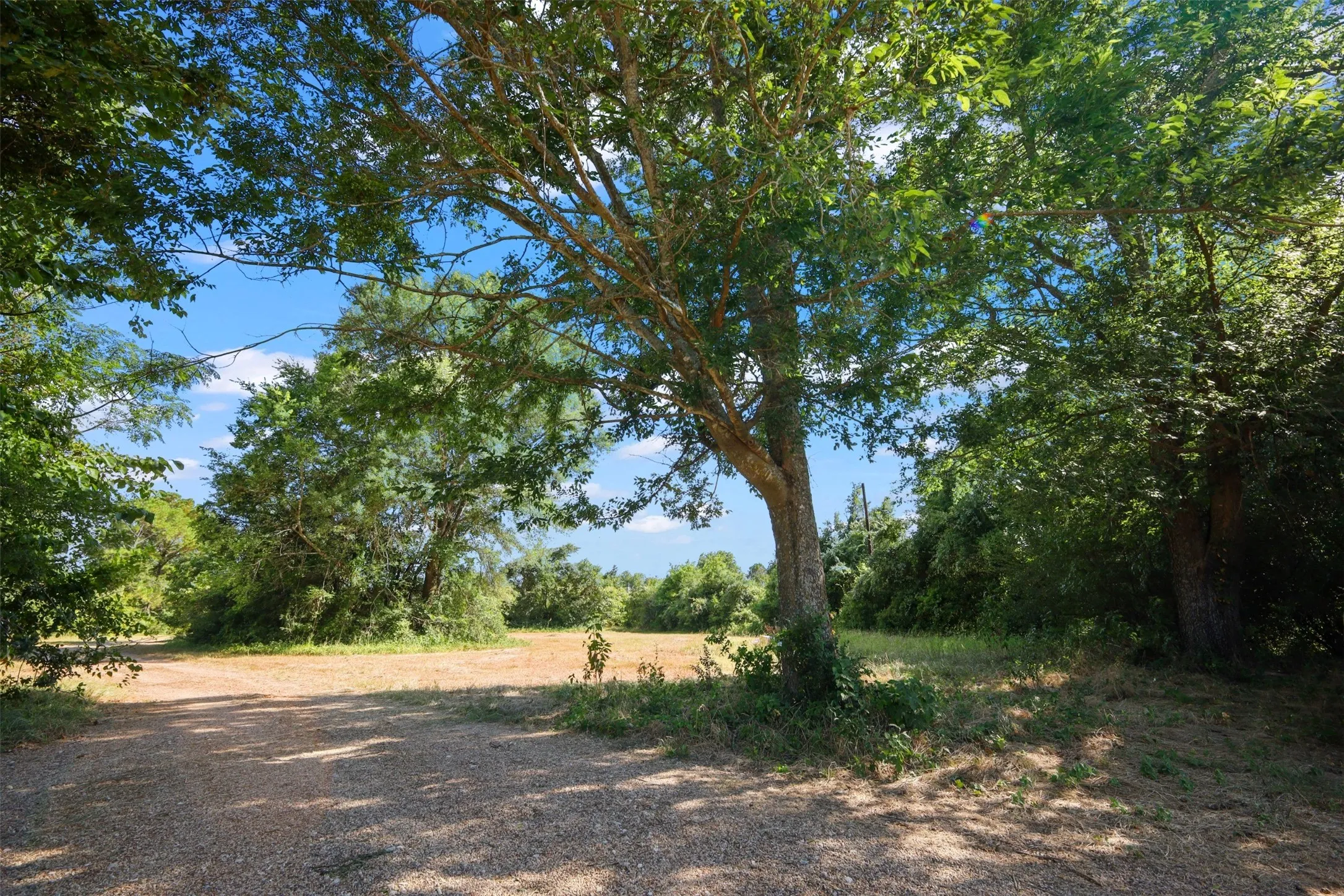 Single Family Residence For Sale in Henderson County , 28300 County Road 2100, Kemp, Texas 75143, 3 Bedroom, 2 Bathroom, Garage spaces, 2,100 Sqft, built in 2010, mls#21330251, Real Estate Agent in Kemp, Homes For Sale in Henderson county, Homes For Sale in Kemp, Realtor in Kemp Texas, Real Estate Brokerage Independent Realty Texas, Luminita Cordes Realtor