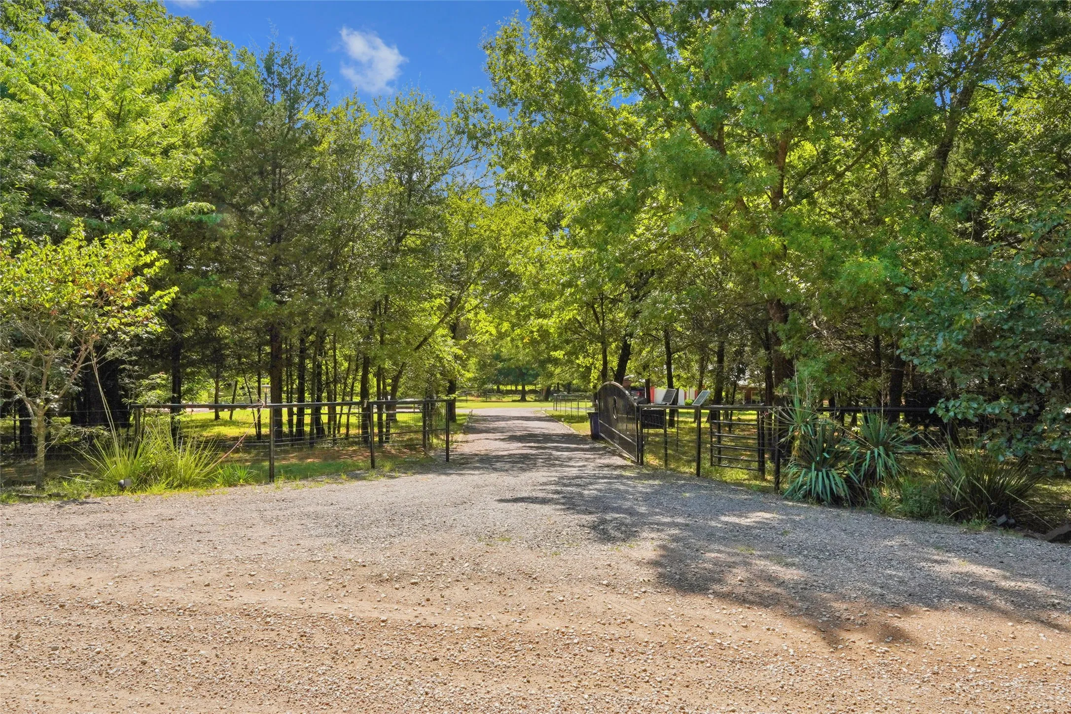 Single Family Residence For Sale in Grayson County , 1433 Old Sadler Road, Sadler, Texas 76264, 3 Bedrooms, 3 Bathrooms, 5 Garage spaces, 2,471 Sqft, built in 2013, Price $1,275,000, mls#21328760, Real Estate Agent in Sadler, Homes For Sale in Grayson county, Homes For Sale in Sadler, Realtor in Sadler Texas, Real Estate Brokerage Independent Realty Texas, Luminita Cordes Realtor