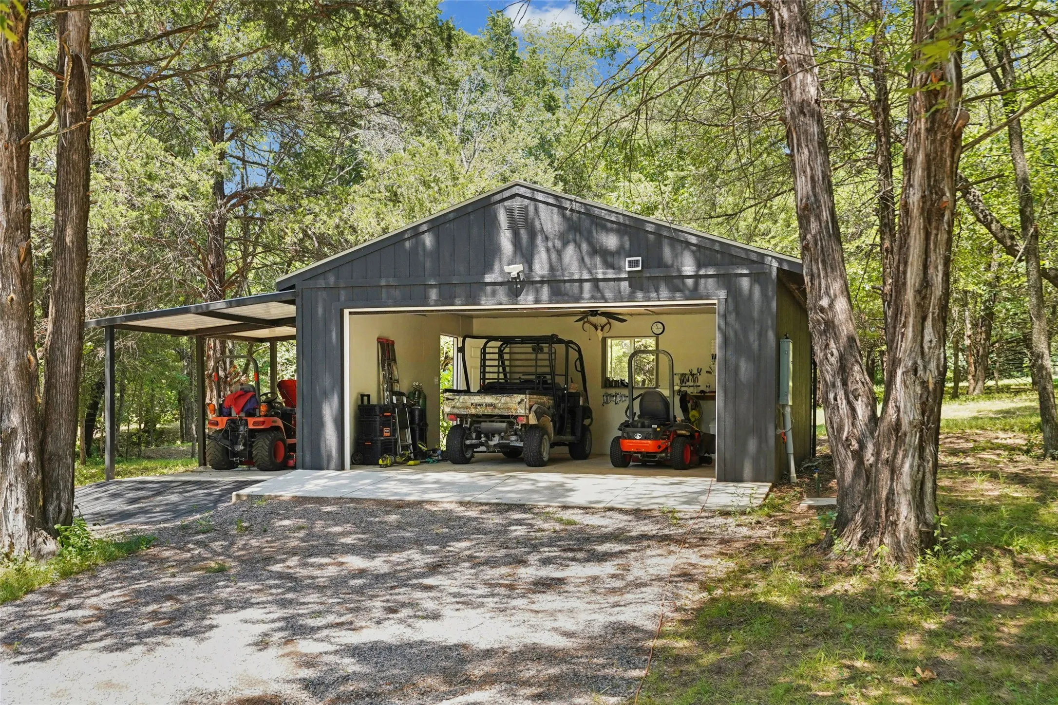 Single Family Residence For Sale in Grayson County , 1433 Old Sadler Road, Sadler, Texas 76264, 3 Bedrooms, 3 Bathrooms, 5 Garage spaces, 2,471 Sqft, built in 2013, Price $1,275,000, mls#21328760, Real Estate Agent in Sadler, Homes For Sale in Grayson county, Homes For Sale in Sadler, Realtor in Sadler Texas, Real Estate Brokerage Independent Realty Texas, Luminita Cordes Realtor