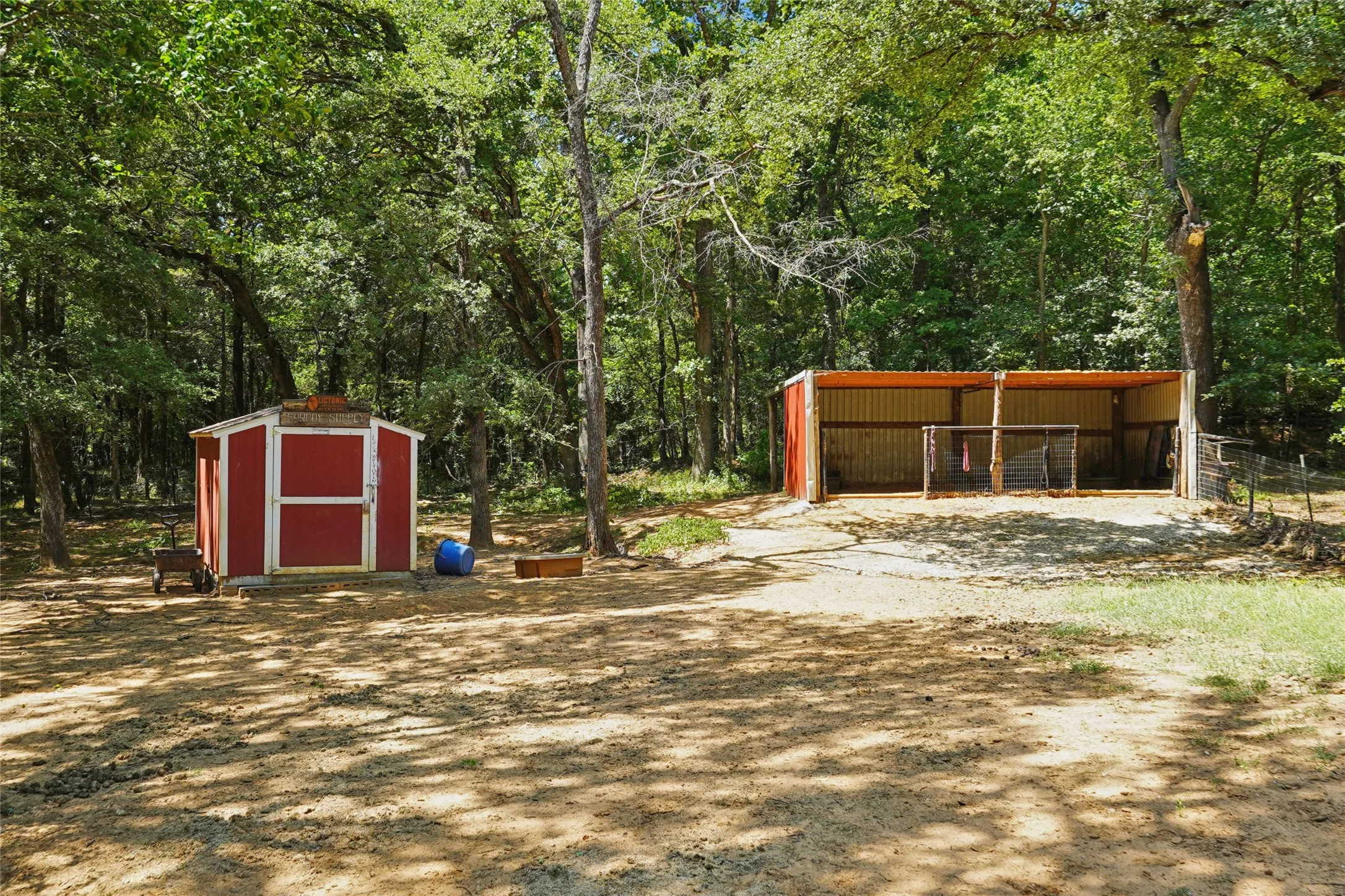 Single Family Residence For Sale in Grayson County , 1433 Old Sadler Road, Sadler, Texas 76264, 3 Bedrooms, 3 Bathrooms, 5 Garage spaces, 2,471 Sqft, built in 2013, Price $1,275,000, mls#21328760, Real Estate Agent in Sadler, Homes For Sale in Grayson county, Homes For Sale in Sadler, Realtor in Sadler Texas, Real Estate Brokerage Independent Realty Texas, Luminita Cordes Realtor