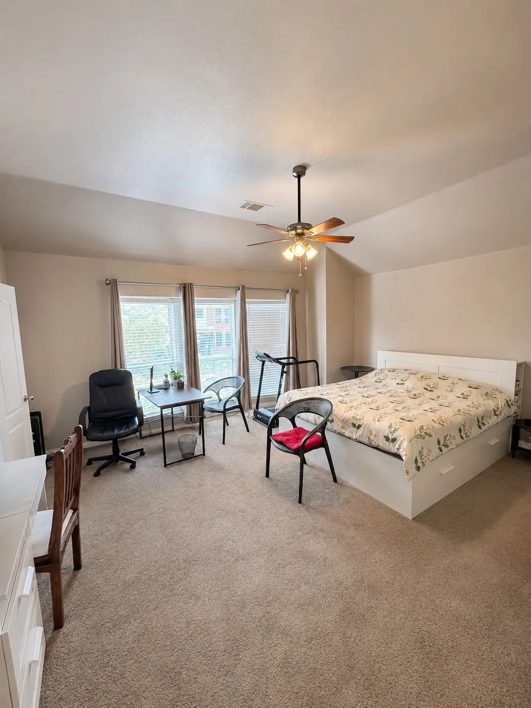 Single Family Residence For Rent in Dallas County , 814 Honey Hill Drive, Garland, Texas 75040, 6 Bedroom, 3 Bathroom, 2 Garage spaces, 3,381 Sqft, built in 2005, mls#21330308, Real Estate Agent in Garland, Homes For Rent in Dallas county, Homes For Rent in Garland, Realtor in Garland Texas, Real Estate Brokerage Independent Realty Texas, Luminita Cordes Realtor