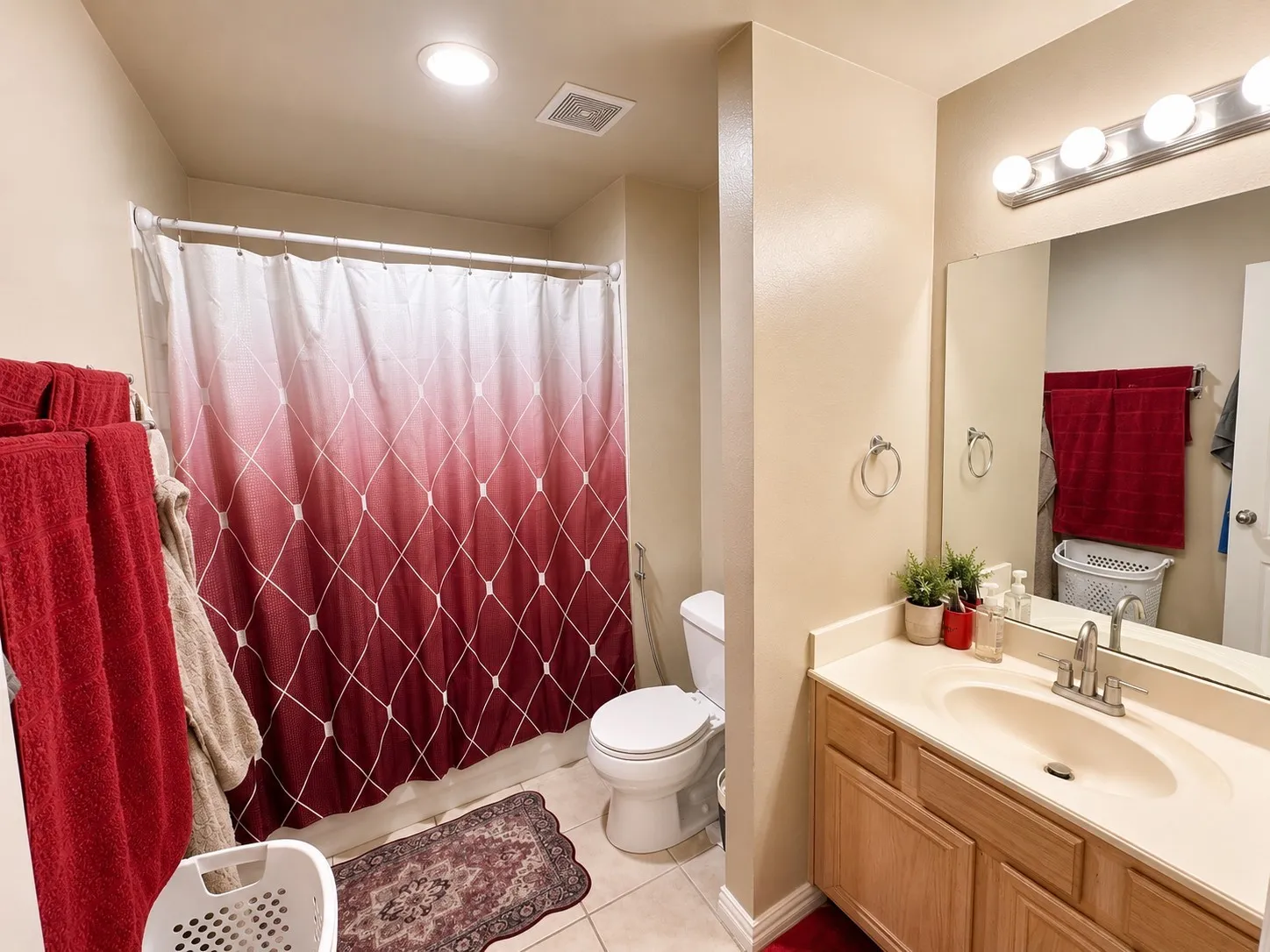 Single Family Residence For Rent in Dallas County , 814 Honey Hill Drive, Garland, Texas 75040, 6 Bedroom, 3 Bathroom, 2 Garage spaces, 3,381 Sqft, built in 2005, mls#21330308, Real Estate Agent in Garland, Homes For Rent in Dallas county, Homes For Rent in Garland, Realtor in Garland Texas, Real Estate Brokerage Independent Realty Texas, Luminita Cordes Realtor