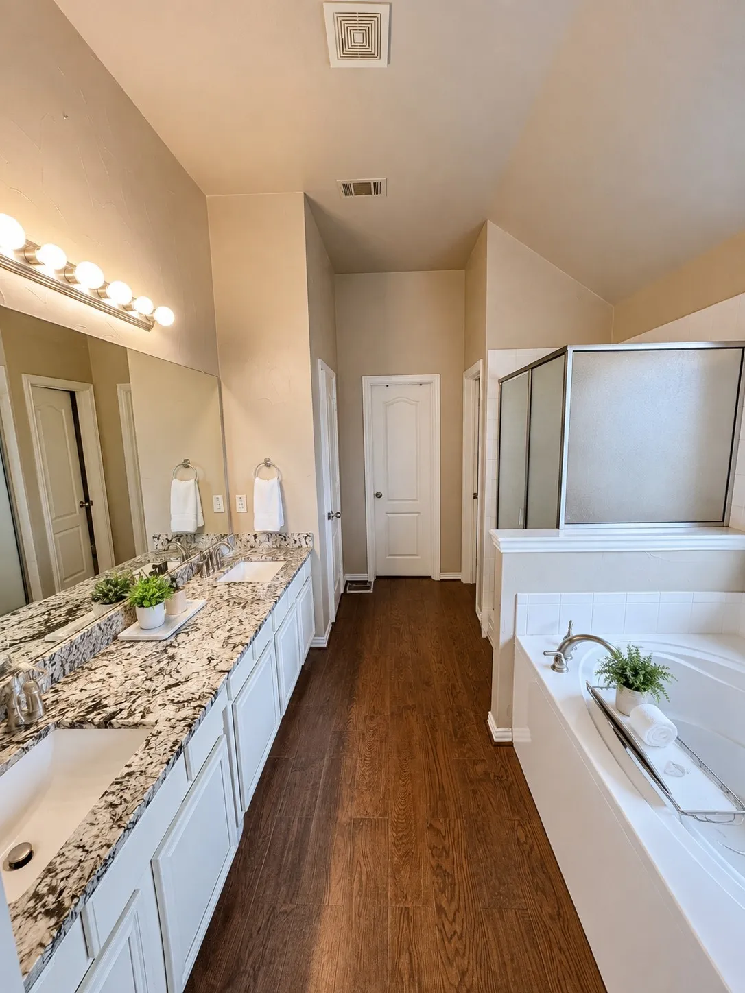 Single Family Residence For Rent in Dallas County , 814 Honey Hill Drive, Garland, Texas 75040, 6 Bedroom, 3 Bathroom, 2 Garage spaces, 3,381 Sqft, built in 2005, mls#21330308, Real Estate Agent in Garland, Homes For Rent in Dallas county, Homes For Rent in Garland, Realtor in Garland Texas, Real Estate Brokerage Independent Realty Texas, Luminita Cordes Realtor