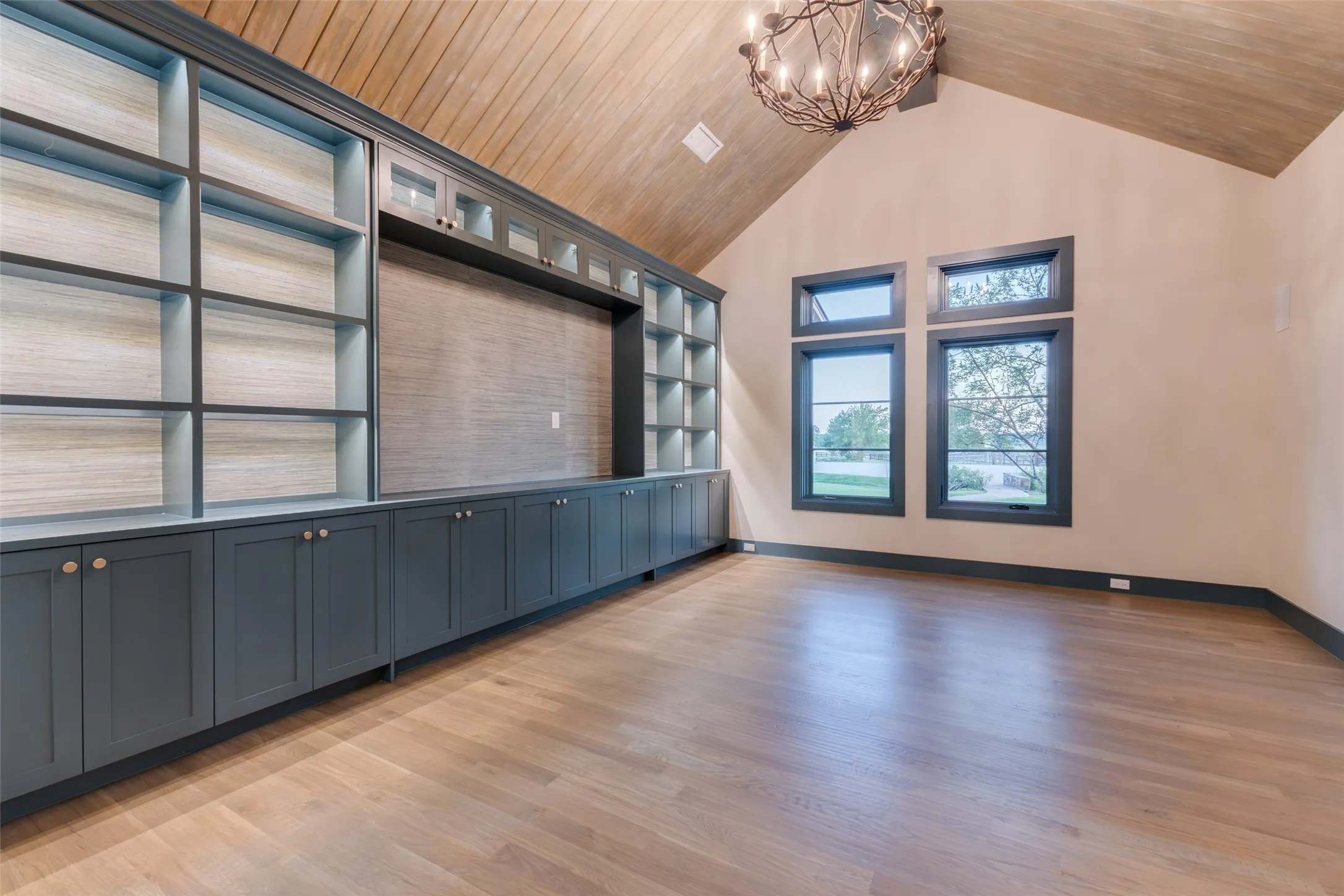 Single Family Residence For Sale in Denton County , 1023 Gene Perry Court, Bartonville, Texas 76226, 3 Bedroom, 3 Bathroom, 3 Garage spaces, 3,142 Sqft, built in 2003, mls#21308779, Real Estate Agent in Bartonville, Homes For Sale in Denton county, Homes For Sale in Bartonville, Realtor in Bartonville Texas, Real Estate Brokerage Independent Realty Texas, Luminita Cordes Realtor