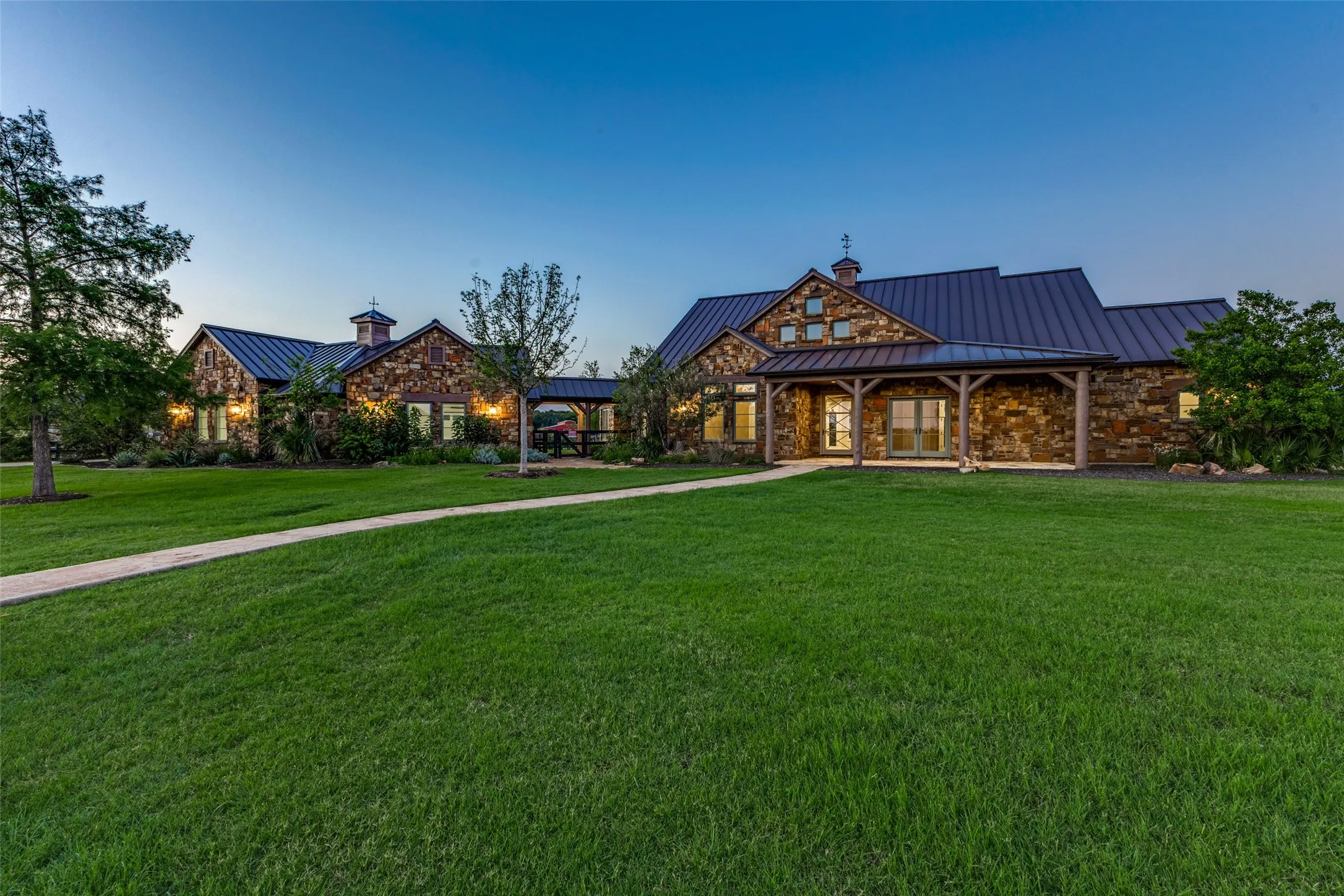 Single Family Residence For Sale in Denton County , 1023 Gene Perry Court, Bartonville, Texas 76226, 3 Bedroom, 3 Bathroom, 3 Garage spaces, 3,142 Sqft, built in 2003, mls#21308779, Real Estate Agent in Bartonville, Homes For Sale in Denton county, Homes For Sale in Bartonville, Realtor in Bartonville Texas, Real Estate Brokerage Independent Realty Texas, Luminita Cordes Realtor