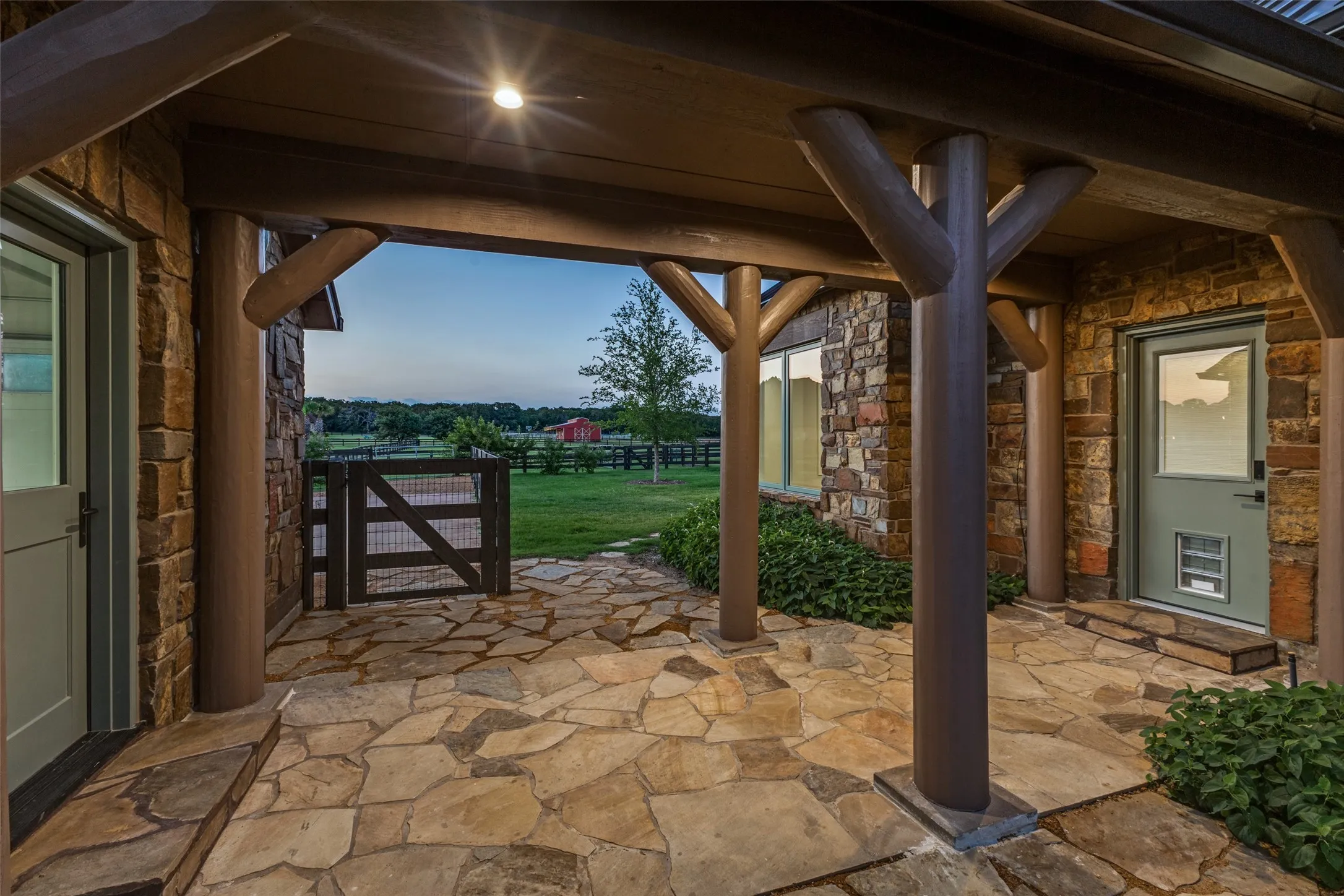 Single Family Residence For Sale in Denton County , 1023 Gene Perry Court, Bartonville, Texas 76226, 3 Bedroom, 3 Bathroom, 3 Garage spaces, 3,142 Sqft, built in 2003, mls#21308779, Real Estate Agent in Bartonville, Homes For Sale in Denton county, Homes For Sale in Bartonville, Realtor in Bartonville Texas, Real Estate Brokerage Independent Realty Texas, Luminita Cordes Realtor
