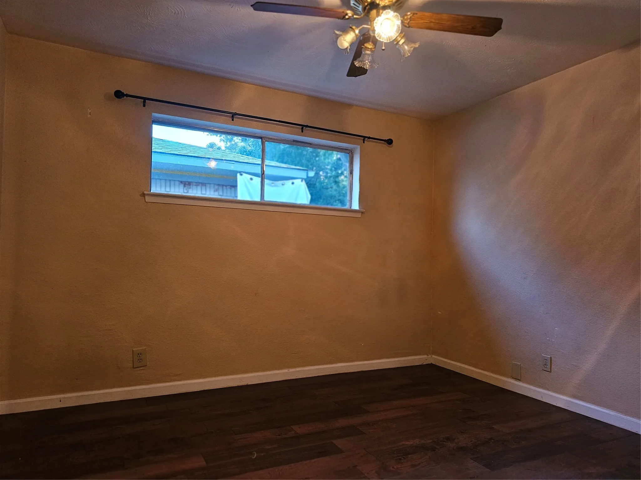 Single Family Residence For Rent in Collin County , 237 N Murphy, Murphy, Texas 75094, 3 Bedroom, 2 Bathroom, 1 Garage spaces, 1,709 Sqft, built in 1964, mls#21329545, Real Estate Agent in Murphy, Homes For Rent in Collin county, Homes For Rent in Murphy, Realtor in Murphy Texas, Real Estate Brokerage Independent Realty Texas, Luminita Cordes Realtor