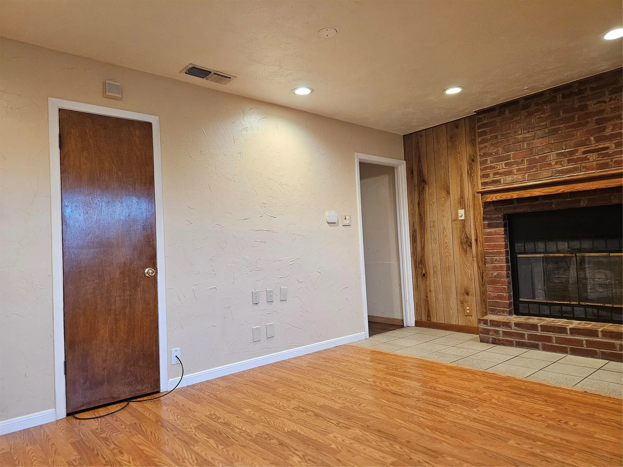 Single Family Residence For Rent in Collin County , 237 N Murphy, Murphy, Texas 75094, 3 Bedroom, 2 Bathroom, 1 Garage spaces, 1,709 Sqft, built in 1964, mls#21329545, Real Estate Agent in Murphy, Homes For Rent in Collin county, Homes For Rent in Murphy, Realtor in Murphy Texas, Real Estate Brokerage Independent Realty Texas, Luminita Cordes Realtor