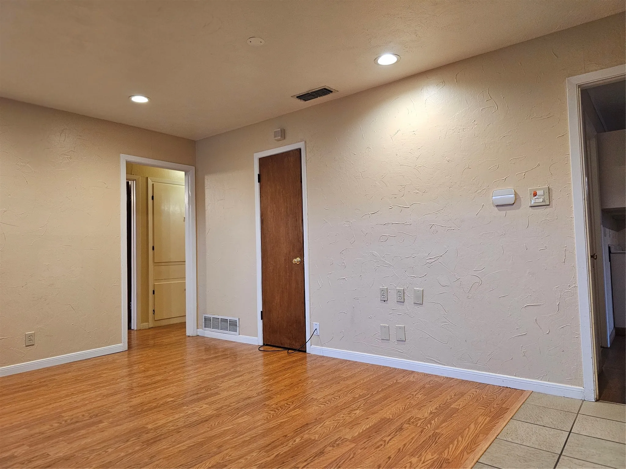 Single Family Residence For Rent in Collin County , 237 N Murphy, Murphy, Texas 75094, 3 Bedroom, 2 Bathroom, 1 Garage spaces, 1,709 Sqft, built in 1964, mls#21329545, Real Estate Agent in Murphy, Homes For Rent in Collin county, Homes For Rent in Murphy, Realtor in Murphy Texas, Real Estate Brokerage Independent Realty Texas, Luminita Cordes Realtor