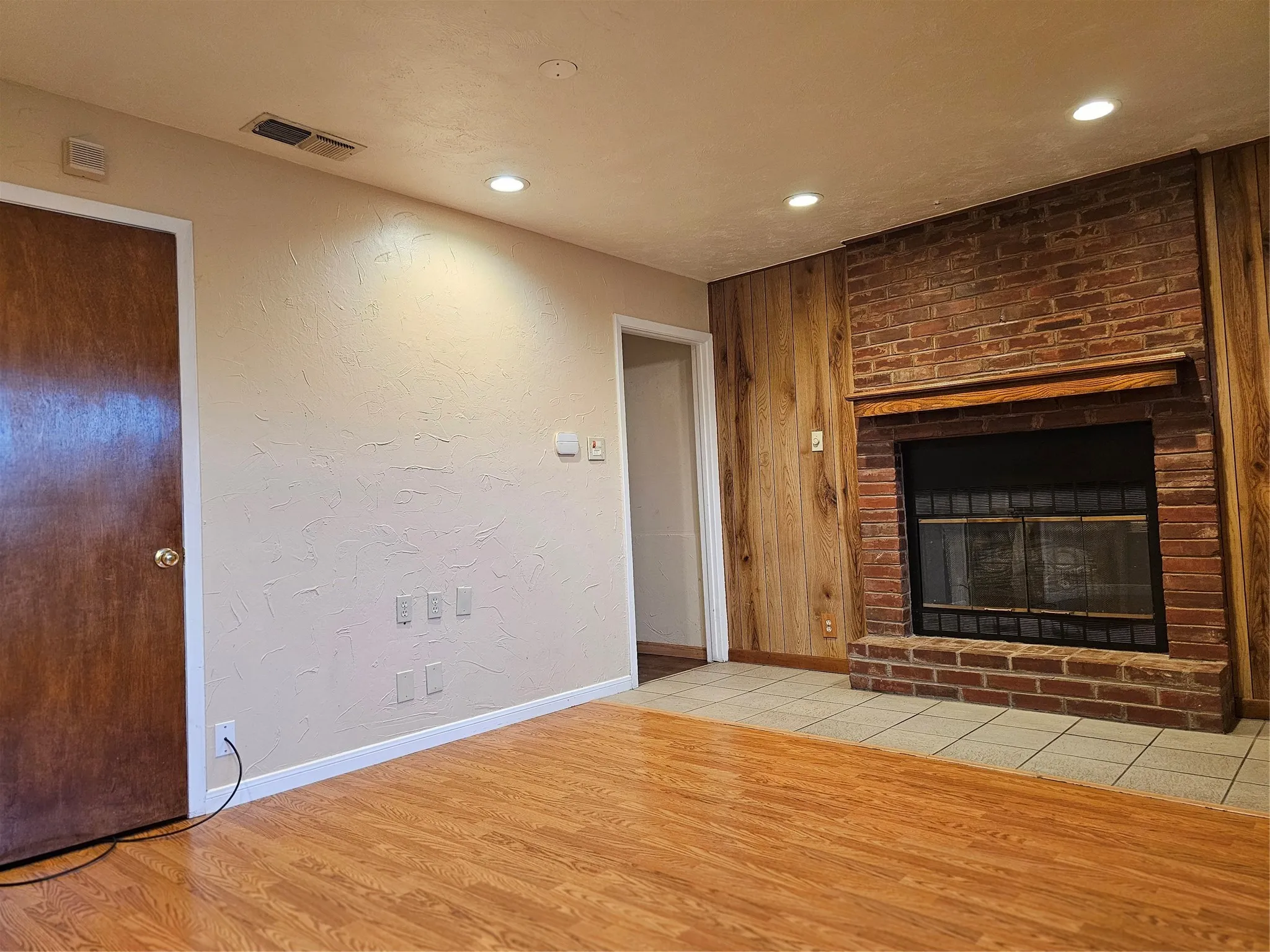 Single Family Residence For Rent in Collin County , 237 N Murphy, Murphy, Texas 75094, 3 Bedroom, 2 Bathroom, 1 Garage spaces, 1,709 Sqft, built in 1964, mls#21329545, Real Estate Agent in Murphy, Homes For Rent in Collin county, Homes For Rent in Murphy, Realtor in Murphy Texas, Real Estate Brokerage Independent Realty Texas, Luminita Cordes Realtor