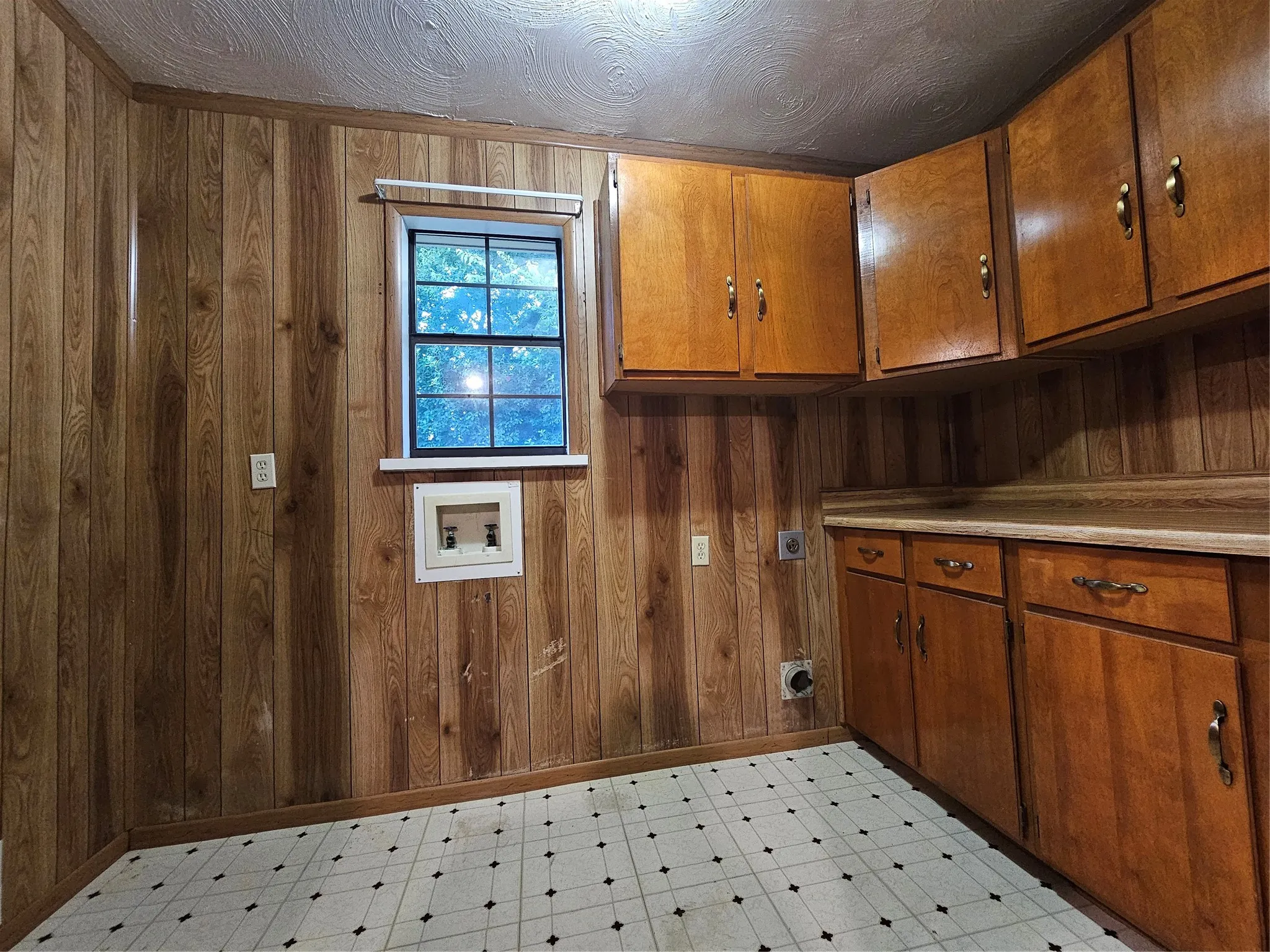 Single Family Residence For Rent in Collin County , 237 N Murphy, Murphy, Texas 75094, 3 Bedroom, 2 Bathroom, 1 Garage spaces, 1,709 Sqft, built in 1964, mls#21329545, Real Estate Agent in Murphy, Homes For Rent in Collin county, Homes For Rent in Murphy, Realtor in Murphy Texas, Real Estate Brokerage Independent Realty Texas, Luminita Cordes Realtor