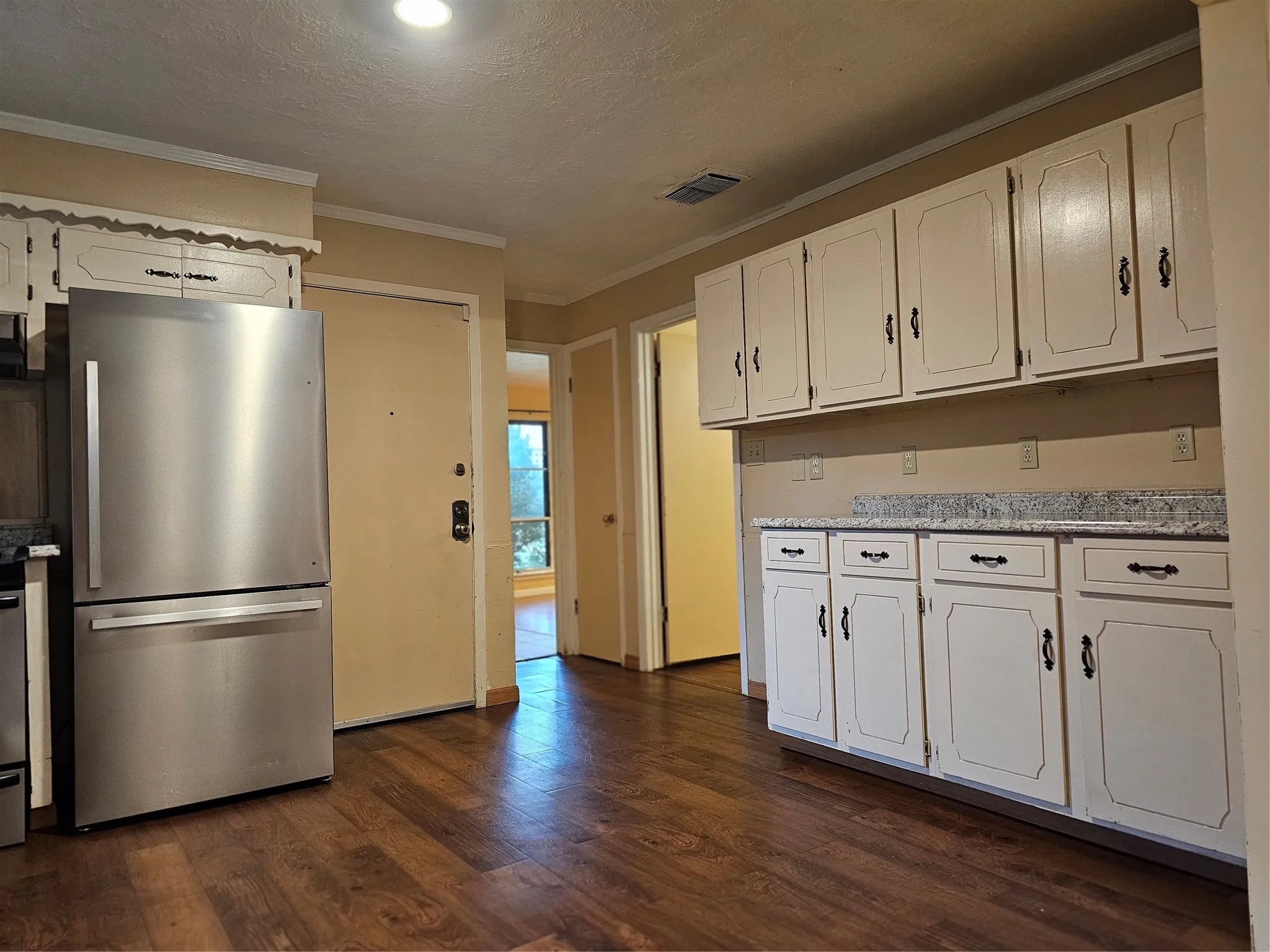 Single Family Residence For Rent in Collin County , 237 N Murphy, Murphy, Texas 75094, 3 Bedroom, 2 Bathroom, 1 Garage spaces, 1,709 Sqft, built in 1964, mls#21329545, Real Estate Agent in Murphy, Homes For Rent in Collin county, Homes For Rent in Murphy, Realtor in Murphy Texas, Real Estate Brokerage Independent Realty Texas, Luminita Cordes Realtor