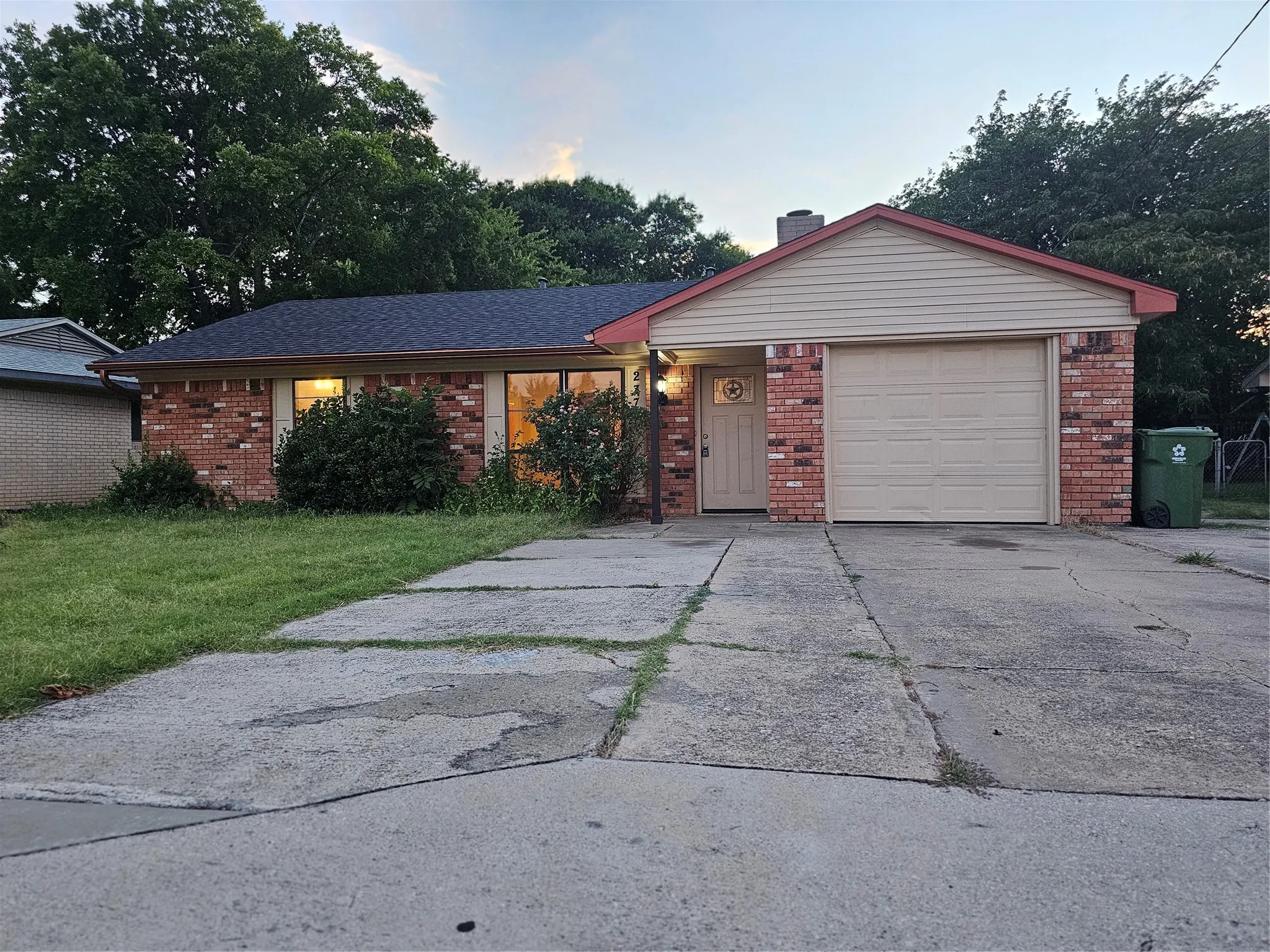 Single Family Residence For Rent in Collin County , 237 N Murphy, Murphy, Texas 75094, 3 Bedroom, 2 Bathroom, 1 Garage spaces, 1,709 Sqft, built in 1964, mls#21329545, Real Estate Agent in Murphy, Homes For Rent in Collin county, Homes For Rent in Murphy, Realtor in Murphy Texas, Real Estate Brokerage Independent Realty Texas, Luminita Cordes Realtor