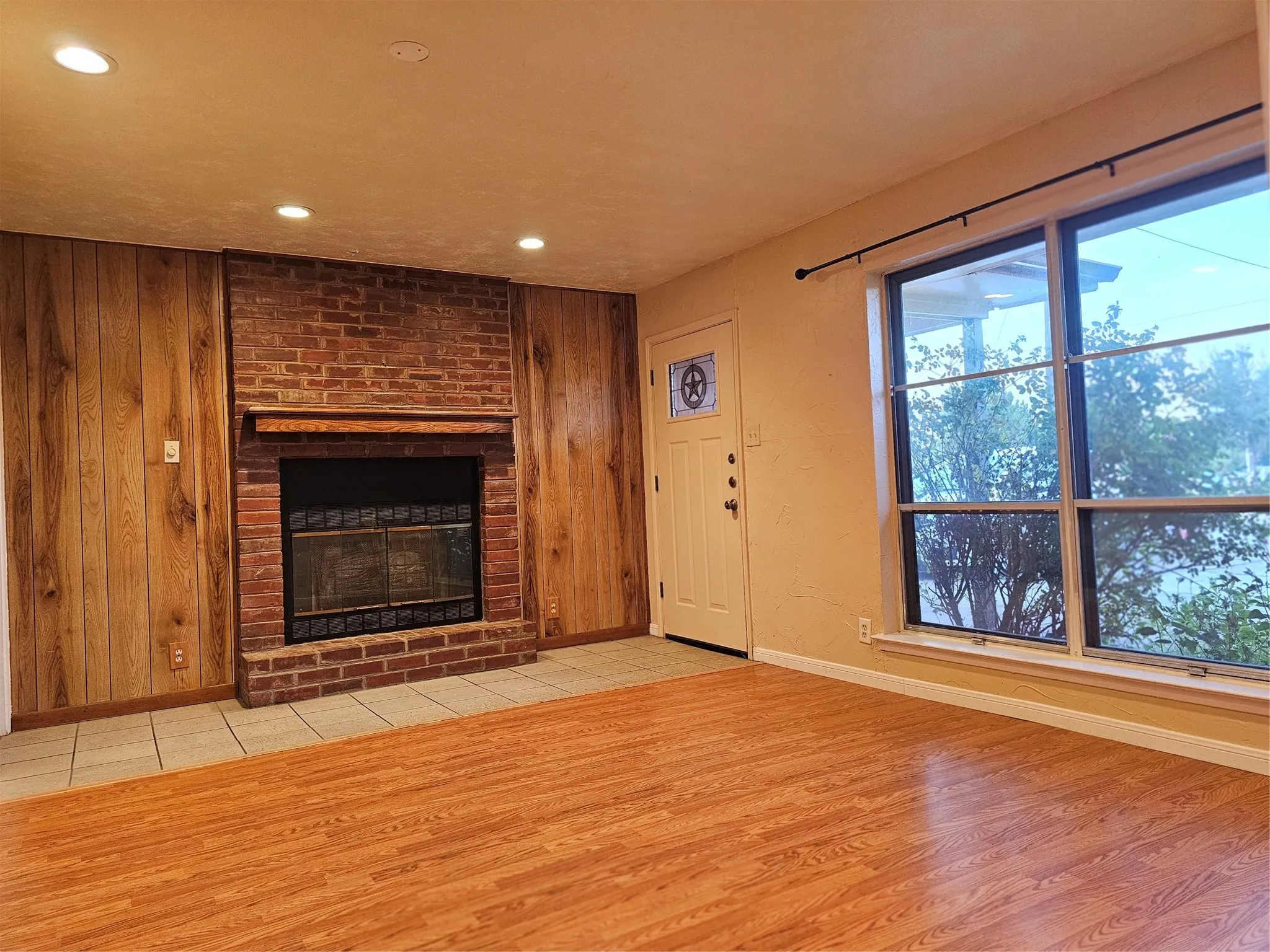 Single Family Residence For Rent in Collin County , 237 N Murphy, Murphy, Texas 75094, 3 Bedroom, 2 Bathroom, 1 Garage spaces, 1,709 Sqft, built in 1964, mls#21329545, Real Estate Agent in Murphy, Homes For Rent in Collin county, Homes For Rent in Murphy, Realtor in Murphy Texas, Real Estate Brokerage Independent Realty Texas, Luminita Cordes Realtor