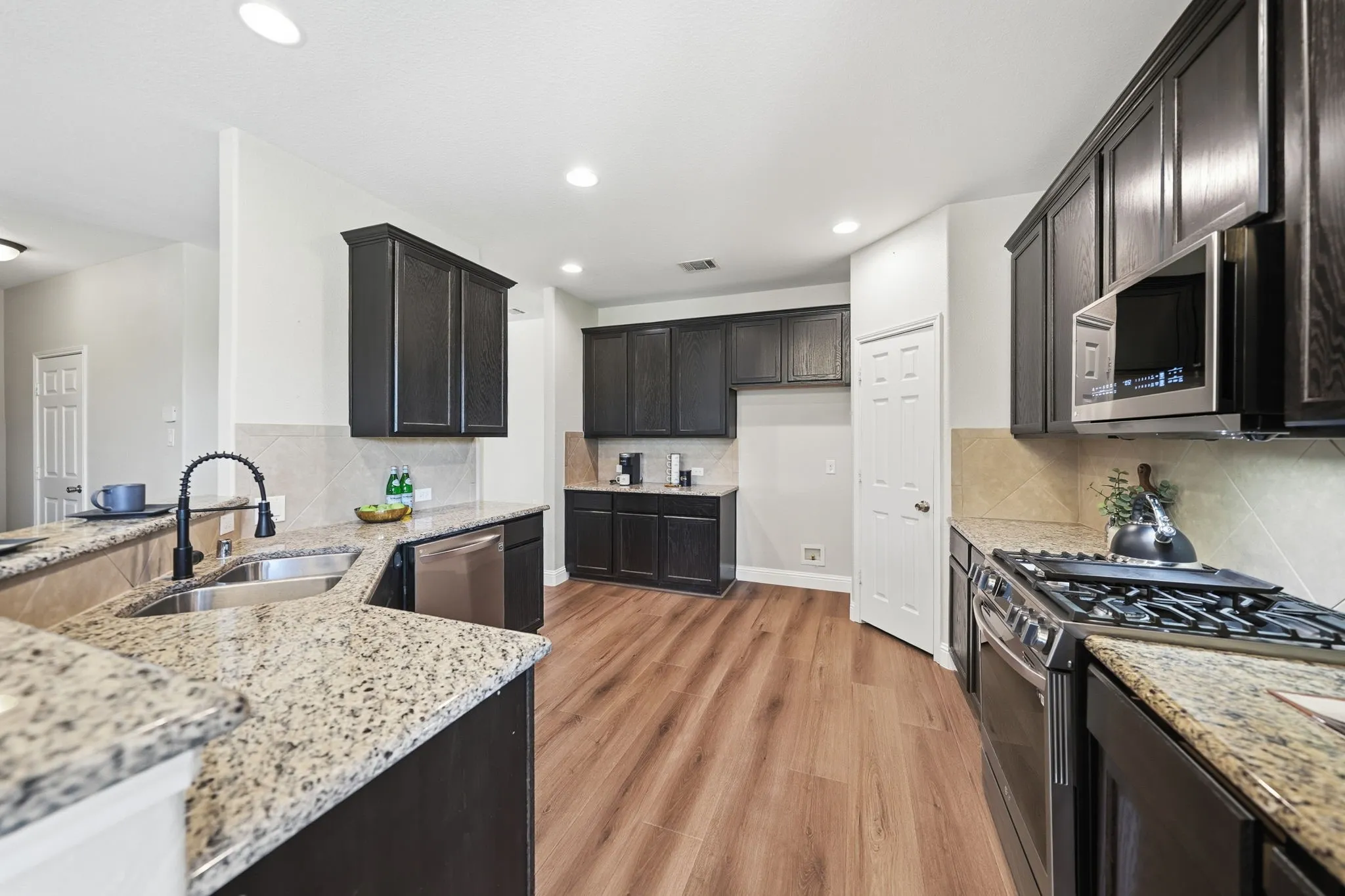 Single Family Residence For Sale in Denton County , 2128 Megan Creek Drive, Little Elm, Texas 75068, 4 Bedroom, 3 Bathroom, 3 Garage spaces, 3,278 Sqft, built in 2016, mls#21329527, Real Estate Agent in Little Elm, Homes For Sale in Denton county, Homes For Sale in Little Elm, Realtor in Little Elm Texas, Real Estate Brokerage Independent Realty Texas, Luminita Cordes Realtor