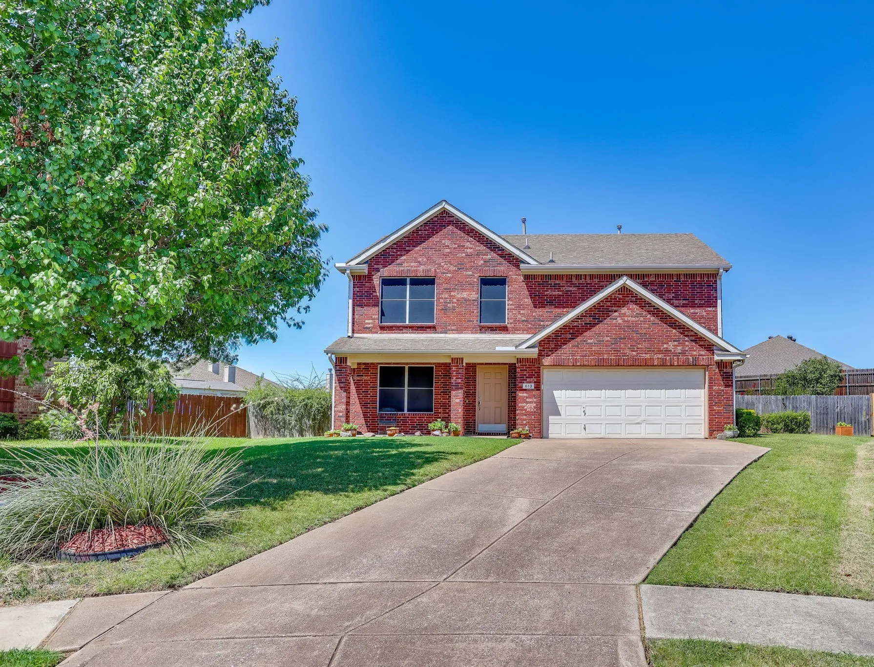 Single Family Residence For Sale in Tarrant County , 613 Cessna Court, Saginaw, Texas 76179, 3 Bedroom, 3 Bathroom, 2 Garage spaces, 2,049 Sqft, built in 2005, mls#21328731, Real Estate Agent in Saginaw, Homes For Sale in Tarrant county, Homes For Sale in Saginaw, Realtor in Saginaw Texas, Real Estate Brokerage Independent Realty Texas, Luminita Cordes Realtor