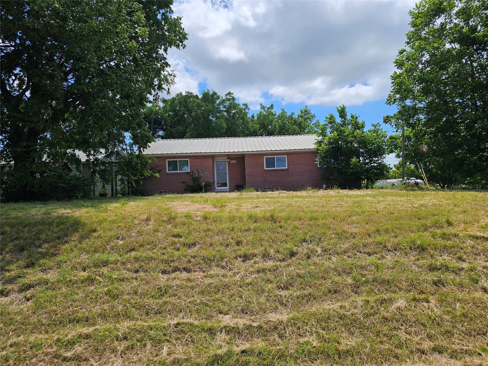 Single Family Residence For Rent in Collin County , 1630 Milrany Lane, Melissa, Texas 75454, 3 Bedroom, 2 Bathroom, 2 Garage spaces, 1,429 Sqft, built in 1961, mls#21319654, Real Estate Agent in Melissa, Homes For Rent in Collin county, Homes For Rent in Melissa, Realtor in Melissa Texas, Real Estate Brokerage Independent Realty Texas, Luminita Cordes Realtor