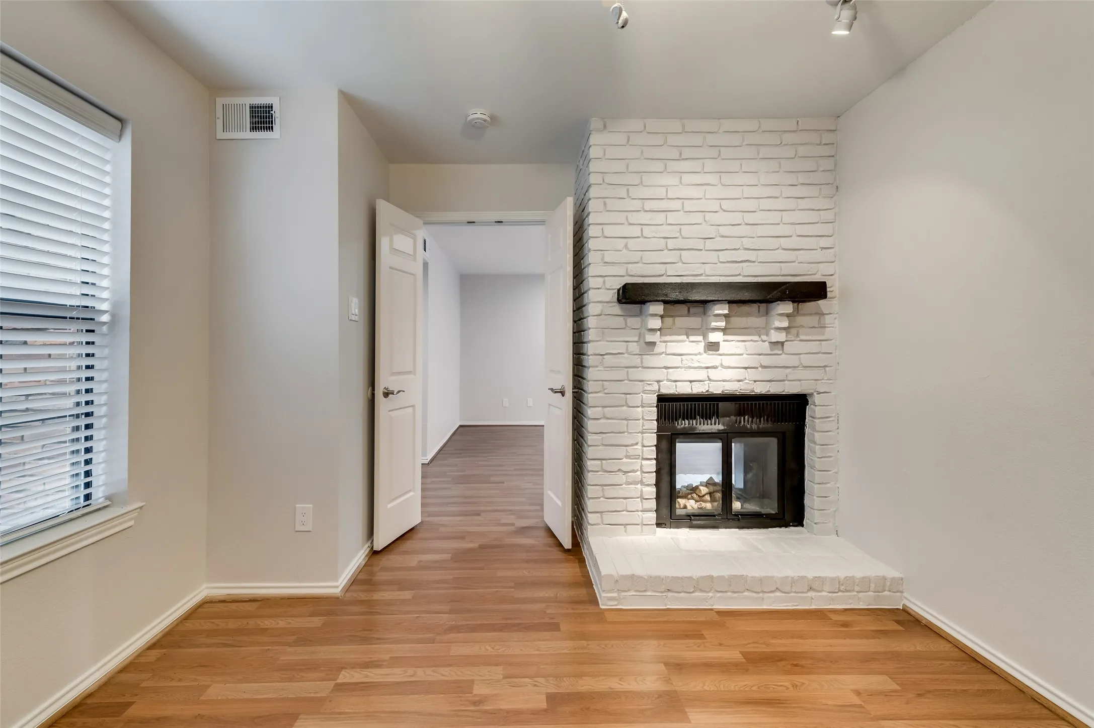 Condominium For Sale in Dallas County , 3434 Daniel Avenue D, University Park, Texas 75205, 2 Bedroom, 3 Bathroom, 2 Garage spaces, 1,245 Sqft, built in 1984, mls#21329793, Real Estate Agent in University Park, Homes For Sale in Dallas county, Homes For Sale in University Park, Realtor in University Park Texas, Real Estate Brokerage Independent Realty Texas, Luminita Cordes Realtor