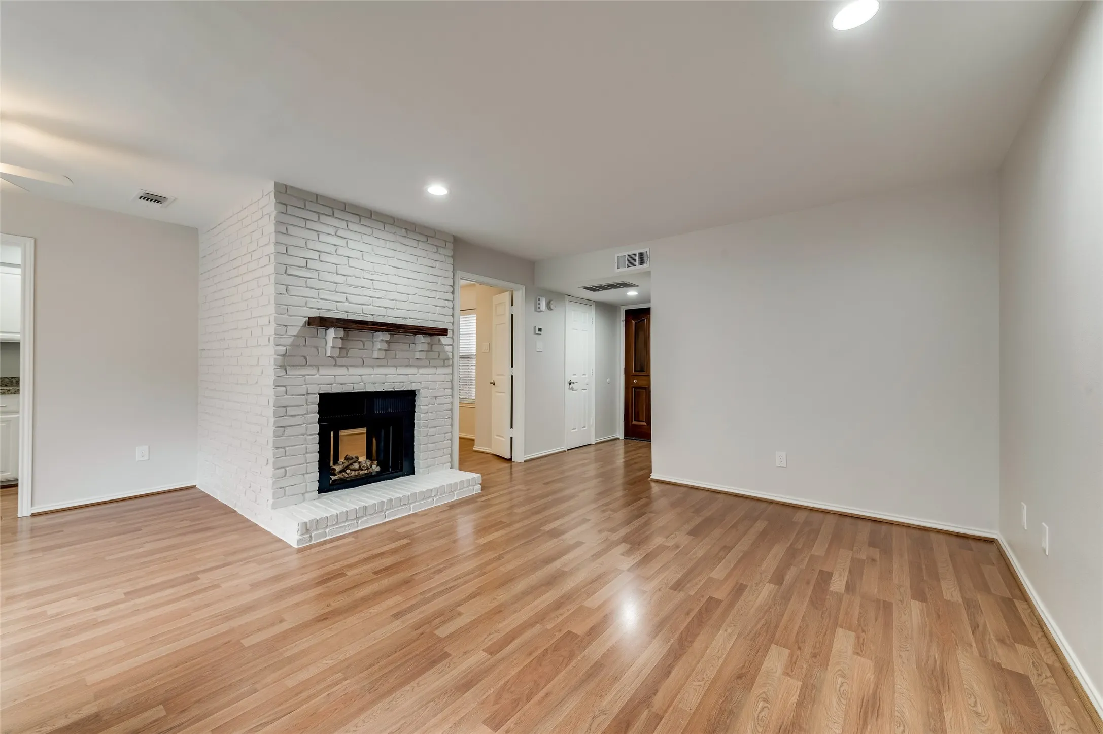 Condominium For Sale in Dallas County , 3434 Daniel Avenue D, University Park, Texas 75205, 2 Bedroom, 3 Bathroom, 2 Garage spaces, 1,245 Sqft, built in 1984, mls#21329793, Real Estate Agent in University Park, Homes For Sale in Dallas county, Homes For Sale in University Park, Realtor in University Park Texas, Real Estate Brokerage Independent Realty Texas, Luminita Cordes Realtor
