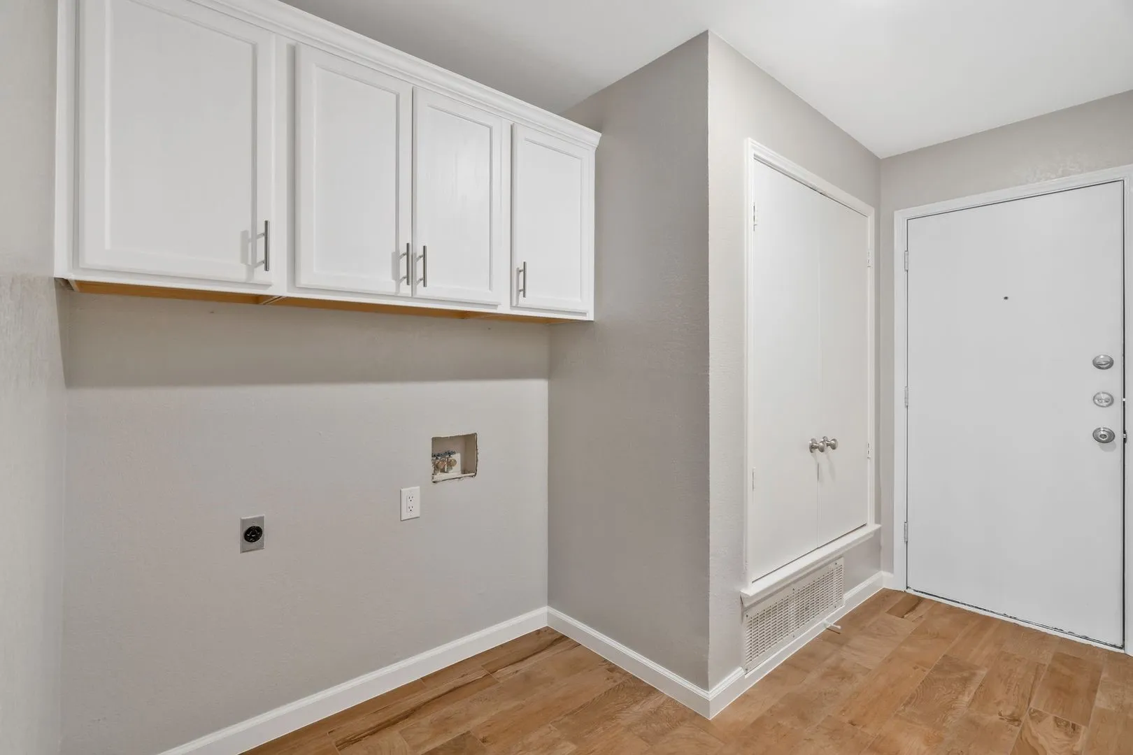 Duplex For Rent in Tarrant County , 306 Crowe Drive, Euless, Texas 76040, 2 Bedroom, 2 Bathroom, 2 Garage spaces, 1,164 Sqft, built in 1990, mls#21330455, Real Estate Agent in Euless, Homes For Rent in Tarrant county, Homes For Rent in Euless, Realtor in Euless Texas, Real Estate Brokerage Independent Realty Texas, Luminita Cordes Realtor