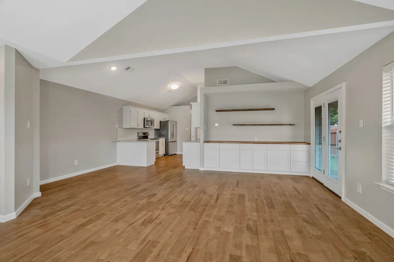 Duplex For Rent in Tarrant County , 306 Crowe Drive, Euless, Texas 76040, 2 Bedroom, 2 Bathroom, 2 Garage spaces, 1,164 Sqft, built in 1990, mls#21330455, Real Estate Agent in Euless, Homes For Rent in Tarrant county, Homes For Rent in Euless, Realtor in Euless Texas, Real Estate Brokerage Independent Realty Texas, Luminita Cordes Realtor
