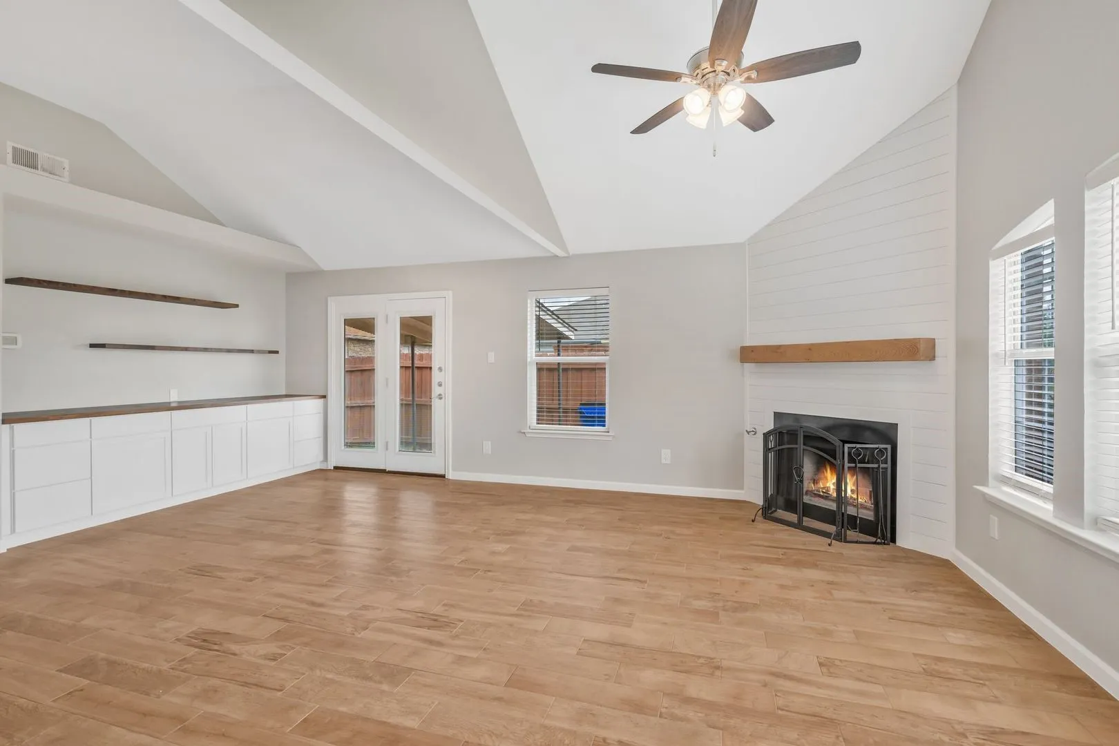Duplex For Rent in Tarrant County , 306 Crowe Drive, Euless, Texas 76040, 2 Bedroom, 2 Bathroom, 2 Garage spaces, 1,164 Sqft, built in 1990, mls#21330455, Real Estate Agent in Euless, Homes For Rent in Tarrant county, Homes For Rent in Euless, Realtor in Euless Texas, Real Estate Brokerage Independent Realty Texas, Luminita Cordes Realtor