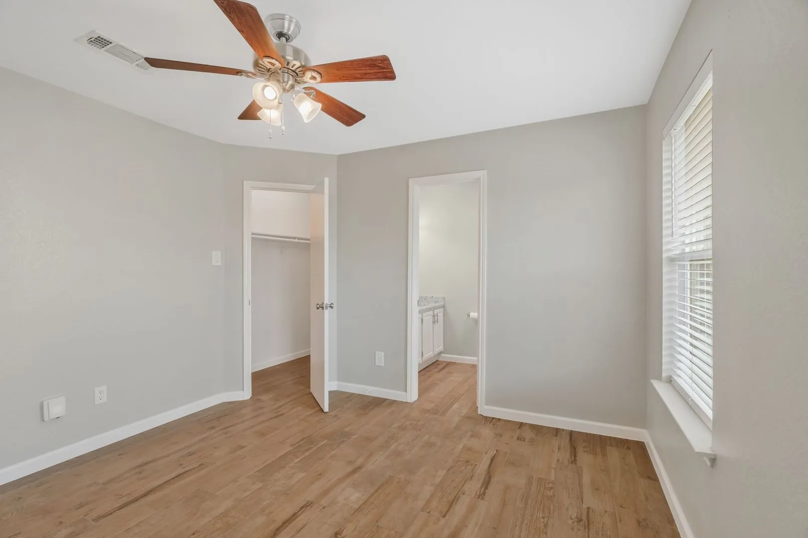 Duplex For Rent in Tarrant County , 306 Crowe Drive, Euless, Texas 76040, 2 Bedroom, 2 Bathroom, 2 Garage spaces, 1,164 Sqft, built in 1990, mls#21330455, Real Estate Agent in Euless, Homes For Rent in Tarrant county, Homes For Rent in Euless, Realtor in Euless Texas, Real Estate Brokerage Independent Realty Texas, Luminita Cordes Realtor