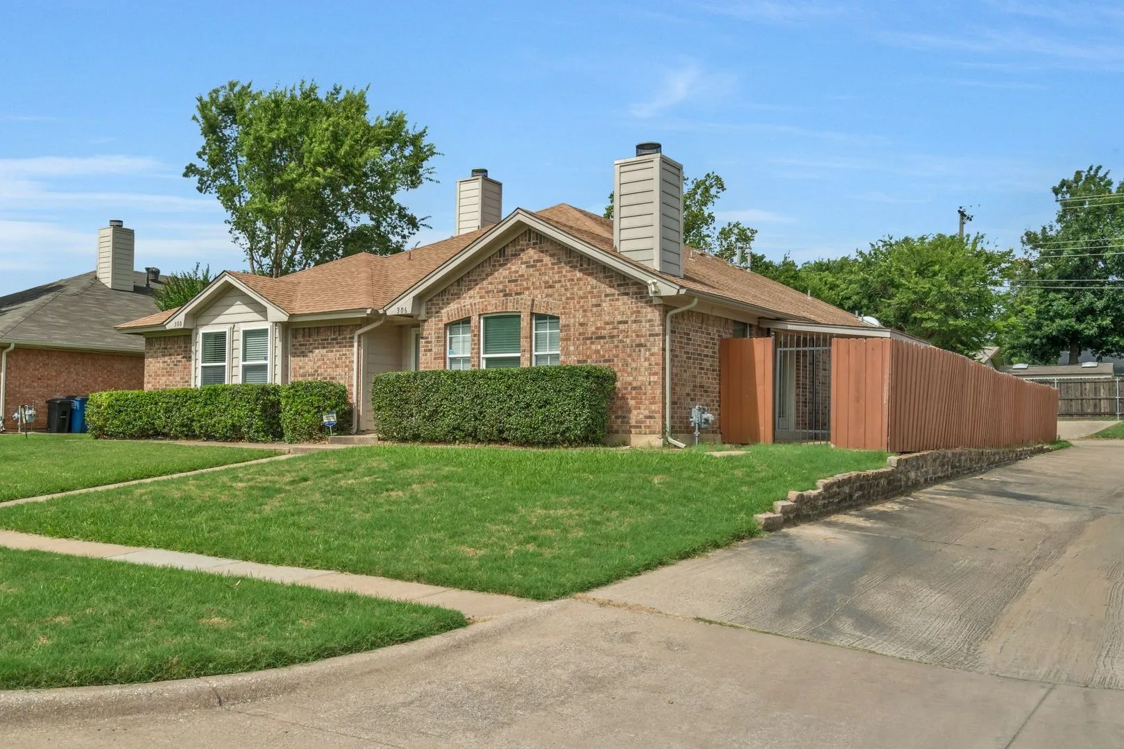 Duplex For Rent in Tarrant County , 306 Crowe Drive, Euless, Texas 76040, 2 Bedroom, 2 Bathroom, 2 Garage spaces, 1,164 Sqft, built in 1990, mls#21330455, Real Estate Agent in Euless, Homes For Rent in Tarrant county, Homes For Rent in Euless, Realtor in Euless Texas, Real Estate Brokerage Independent Realty Texas, Luminita Cordes Realtor