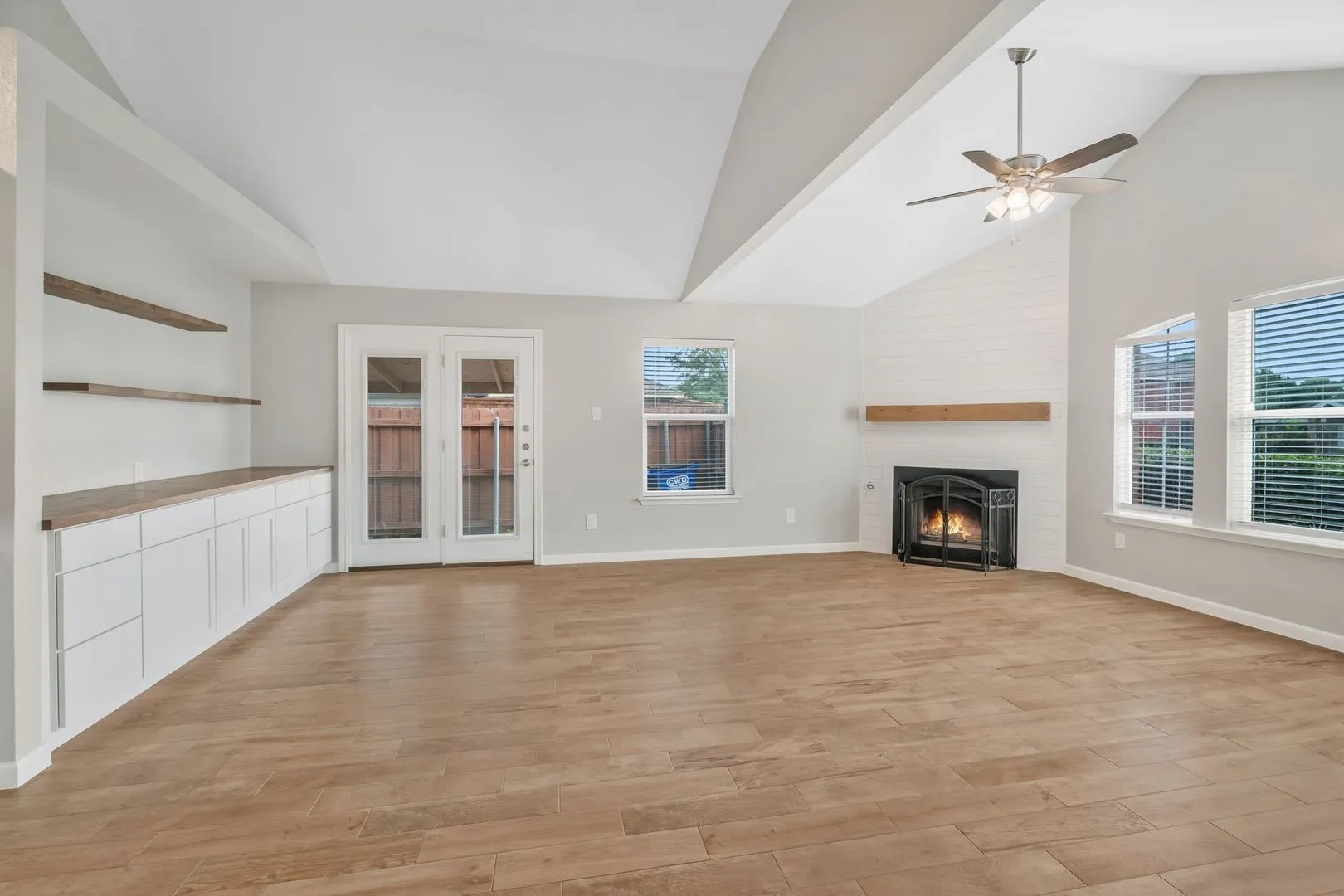 Duplex For Rent in Tarrant County , 306 Crowe Drive, Euless, Texas 76040, 2 Bedroom, 2 Bathroom, 2 Garage spaces, 1,164 Sqft, built in 1990, mls#21330455, Real Estate Agent in Euless, Homes For Rent in Tarrant county, Homes For Rent in Euless, Realtor in Euless Texas, Real Estate Brokerage Independent Realty Texas, Luminita Cordes Realtor