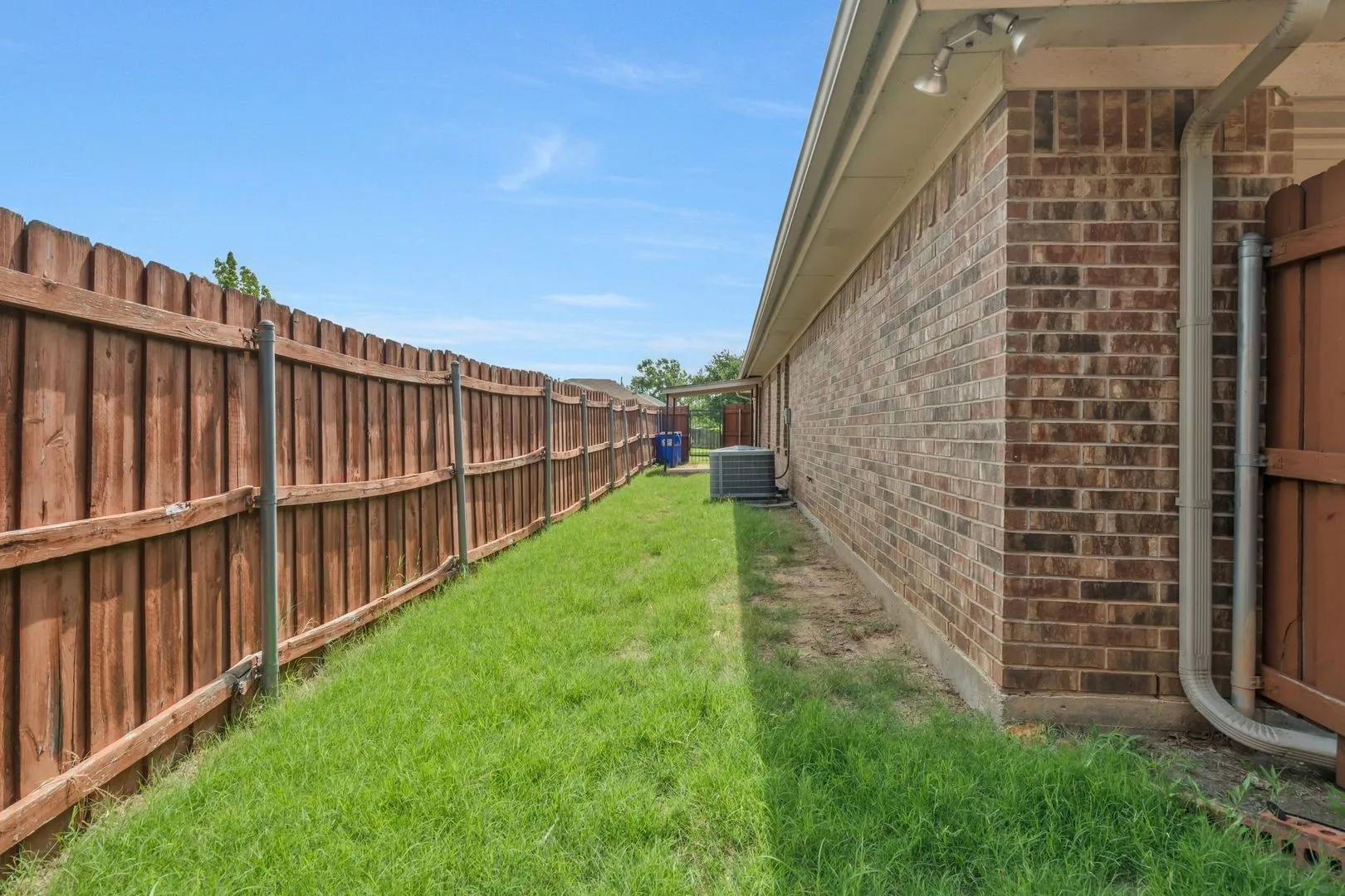Duplex For Rent in Tarrant County , 306 Crowe Drive, Euless, Texas 76040, 2 Bedroom, 2 Bathroom, 2 Garage spaces, 1,164 Sqft, built in 1990, mls#21330455, Real Estate Agent in Euless, Homes For Rent in Tarrant county, Homes For Rent in Euless, Realtor in Euless Texas, Real Estate Brokerage Independent Realty Texas, Luminita Cordes Realtor