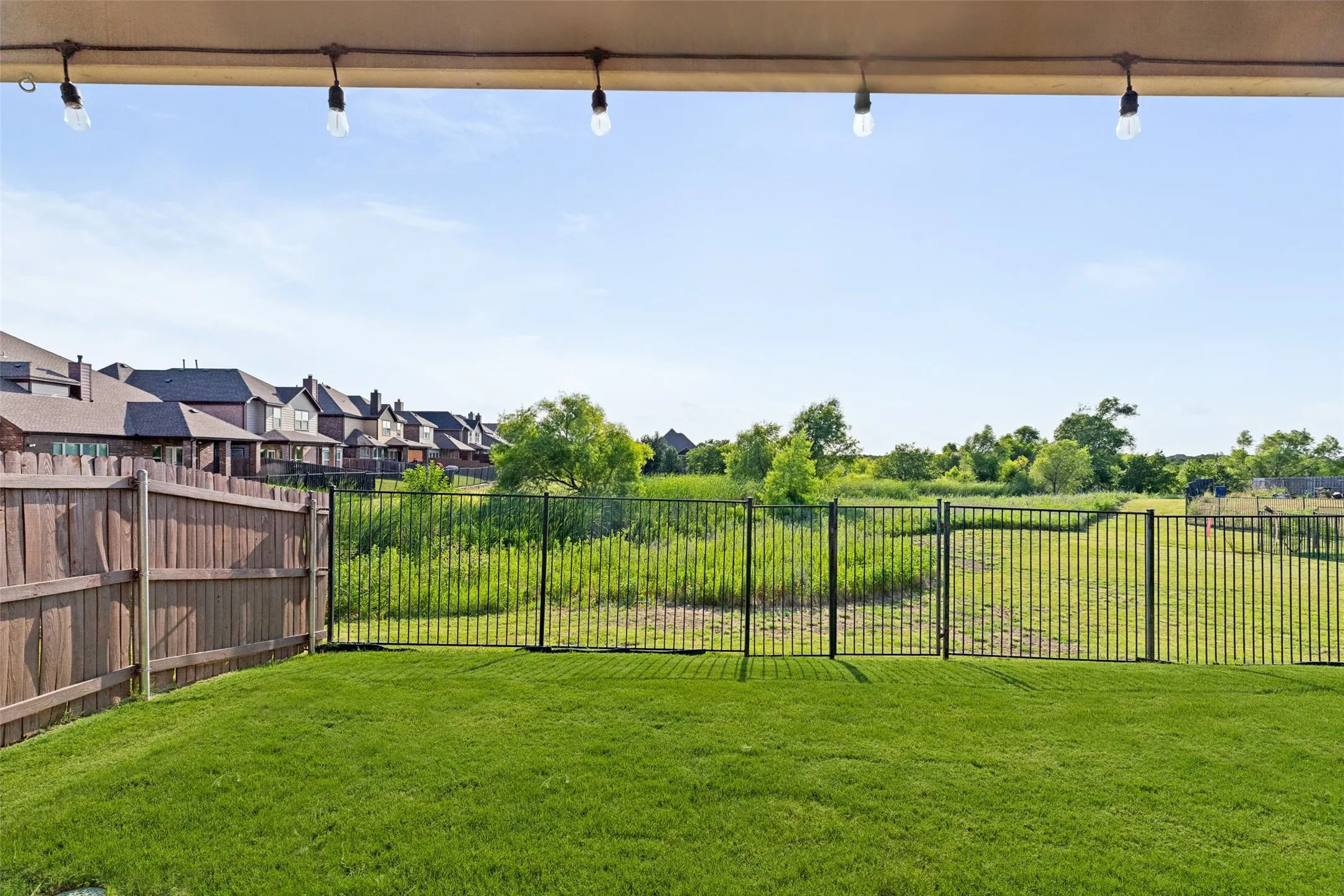 Single Family Residence For Sale in Denton County , 1100 Brendan Drive, Little Elm, Texas 75068, 4 Bedroom, 4 Bathroom, 2 Garage spaces, 2,921 Sqft, built in 2010, mls#21323739, Real Estate Agent in Little Elm, Homes For Sale in Denton county, Homes For Sale in Little Elm, Realtor in Little Elm Texas, Real Estate Brokerage Independent Realty Texas, Luminita Cordes Realtor