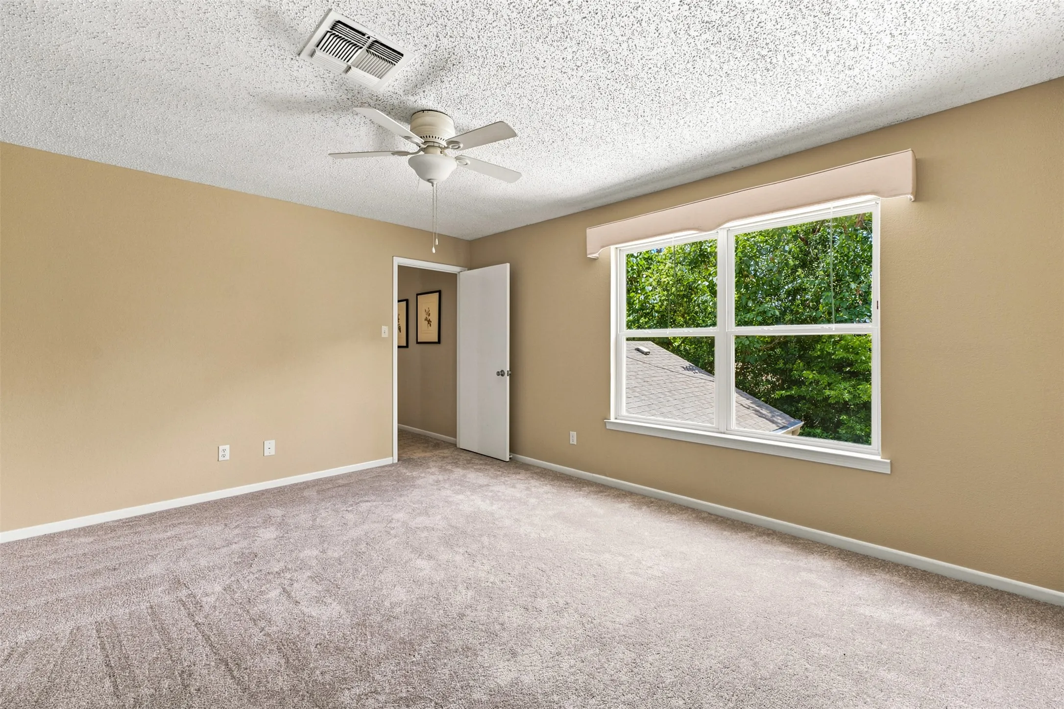 Single Family Residence For Sale in Mc Lennan County , 3411 Brannon Drive, Waco, Texas 76710, 3 Bedroom, 3 Bathroom, 2 Garage spaces, 1,813 Sqft, built in 1978, mls#21330467, Real Estate Agent in Waco, Homes For Sale in Mc Lennan county, Homes For Sale in Waco, Realtor in Waco Texas, Real Estate Brokerage Independent Realty Texas, Luminita Cordes Realtor