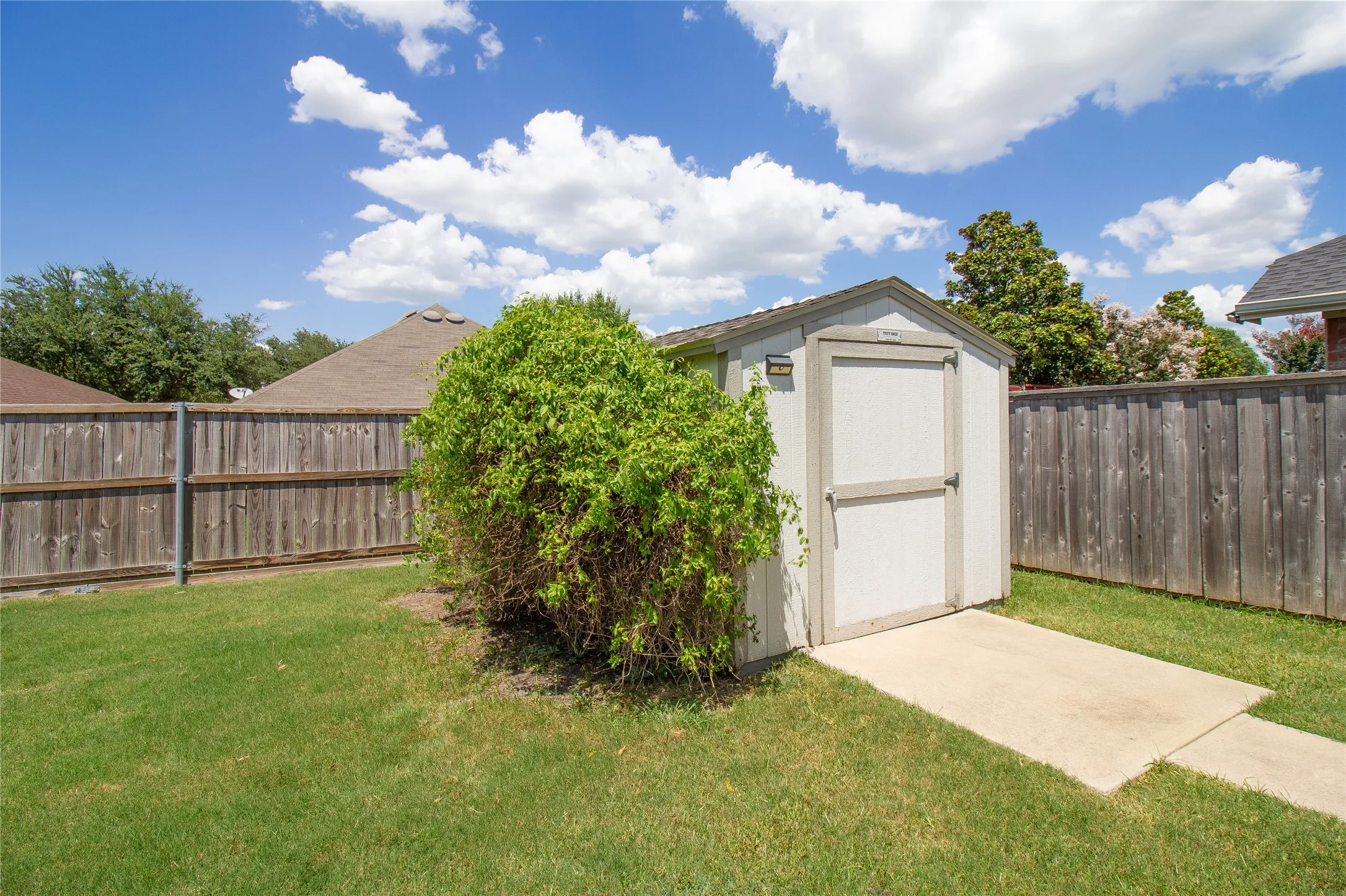 Single Family Residence For Sale in Rockwall County , 406 Hackberry Drive, Fate, Texas 75087, 3 Bedroom, 2 Bathroom, 2 Garage spaces, 1,629 Sqft, built in 2006, mls#21329991, Real Estate Agent in Fate, Homes For Sale in Rockwall county, Homes For Sale in Fate, Realtor in Fate Texas, Real Estate Brokerage Independent Realty Texas, Luminita Cordes Realtor