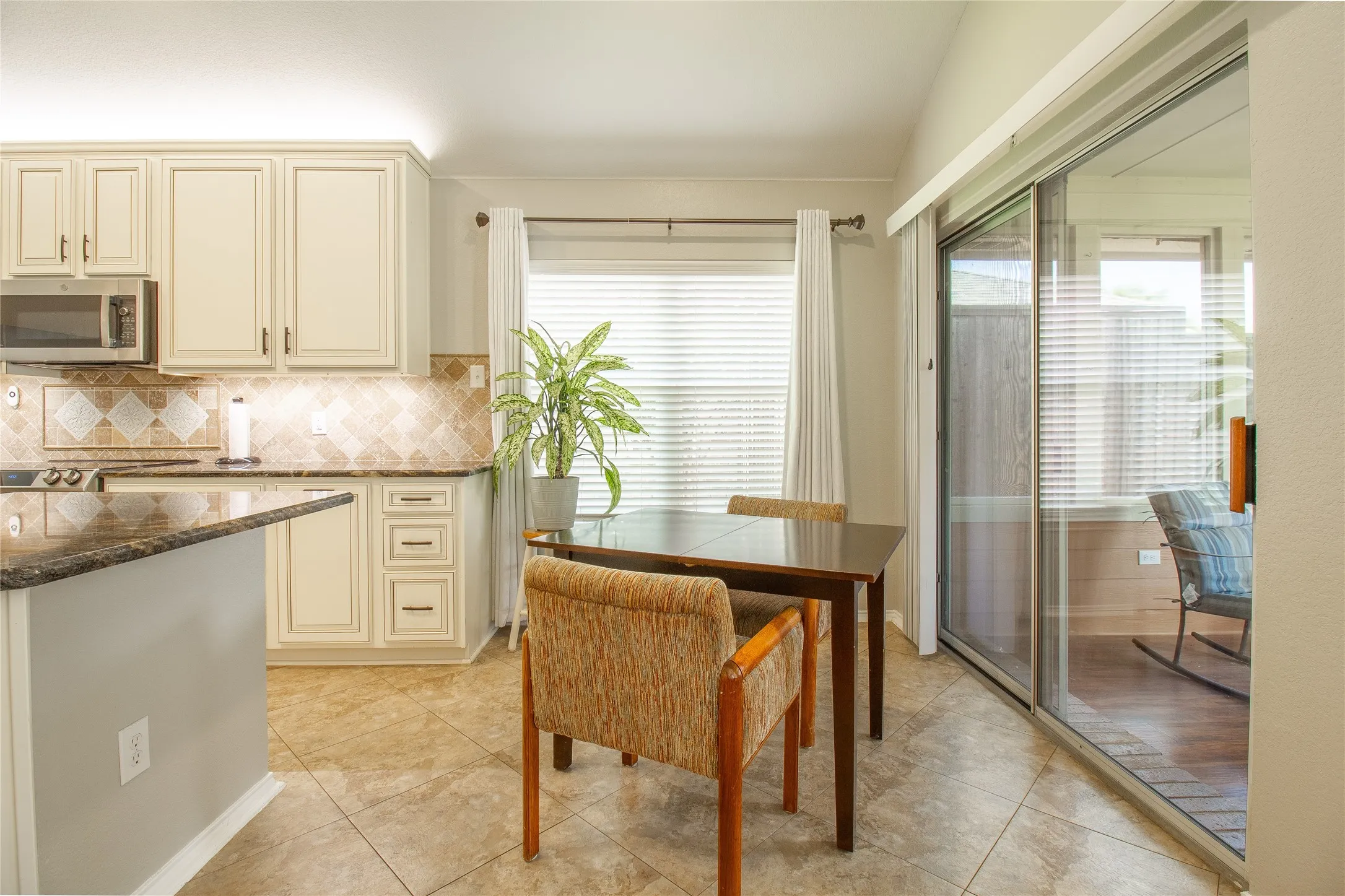 Single Family Residence For Sale in Rockwall County , 406 Hackberry Drive, Fate, Texas 75087, 3 Bedroom, 2 Bathroom, 2 Garage spaces, 1,629 Sqft, built in 2006, mls#21329991, Real Estate Agent in Fate, Homes For Sale in Rockwall county, Homes For Sale in Fate, Realtor in Fate Texas, Real Estate Brokerage Independent Realty Texas, Luminita Cordes Realtor