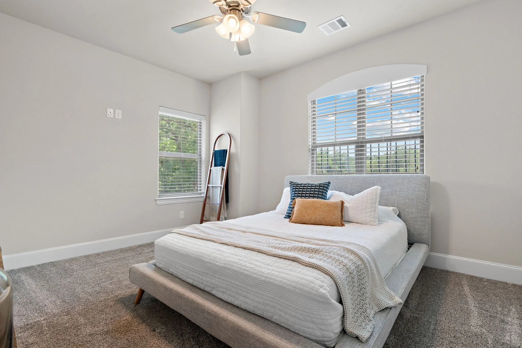 Single Family Residence For Sale in Ellis County , 1803 Sunset Crossing, Cedar Hill, Texas 75104, 4 Bedroom, 4 Bathroom, 2 Garage spaces, 4,107 Sqft, built in 2017, mls#21324280, Real Estate Agent in Cedar Hill, Homes For Sale in Ellis county, Homes For Sale in Cedar Hill, Realtor in Cedar Hill Texas, Real Estate Brokerage Independent Realty Texas, Luminita Cordes Realtor