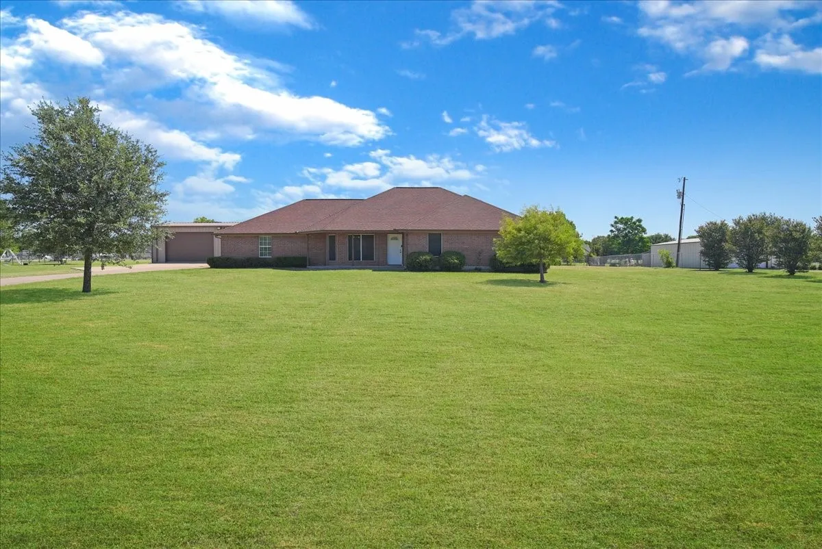 Single Family Residence For Sale in Kaufman County , 7058 Havenridge Lane, Kaufman, Texas 75142, 4 Bedroom, 2 Bathroom, 2 Garage spaces, 1,901 Sqft, built in 1997, mls#21330341, Real Estate Agent in Kaufman, Homes For Sale in Kaufman county, Homes For Sale in Kaufman, Realtor in Kaufman Texas, Real Estate Brokerage Independent Realty Texas, Luminita Cordes Realtor