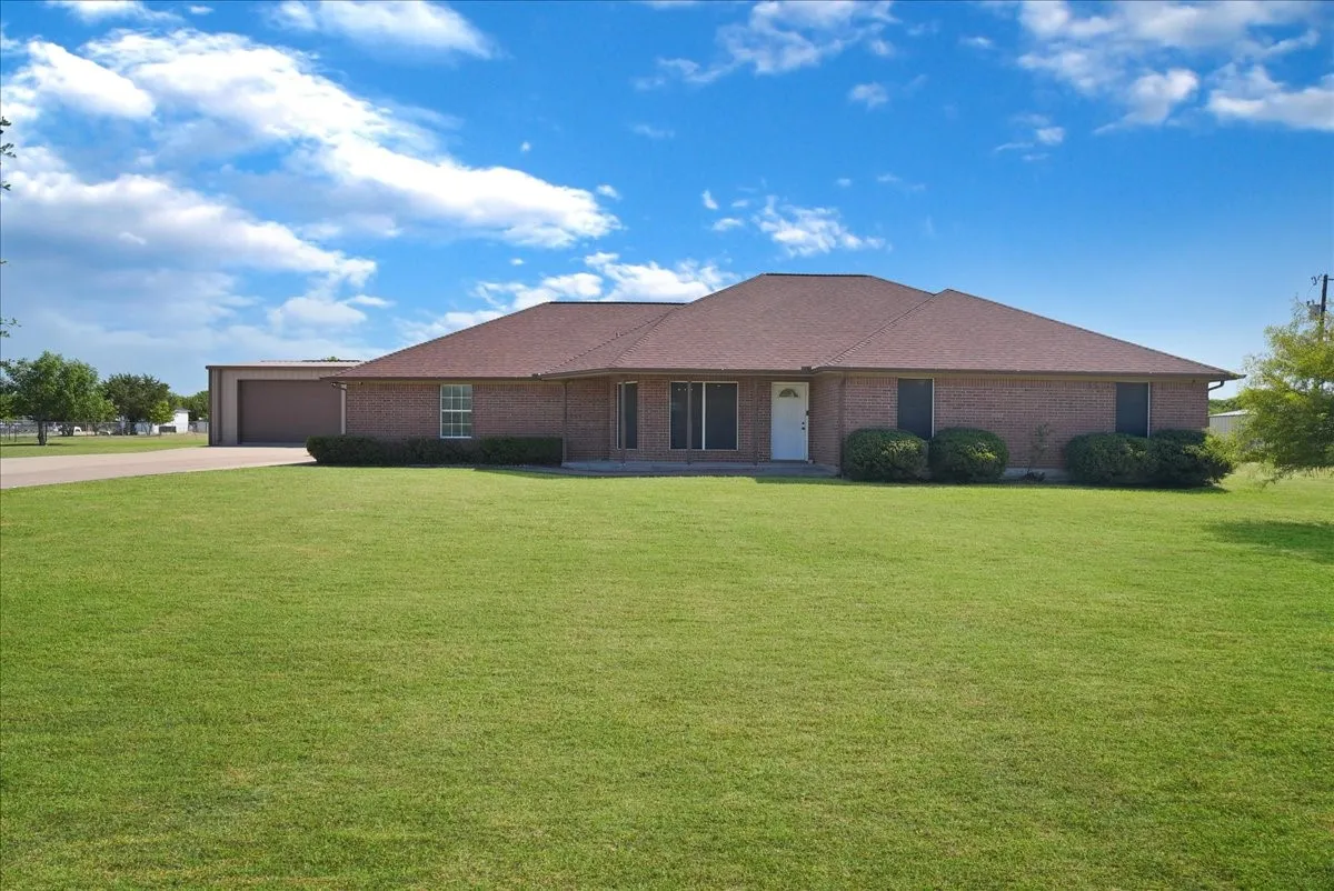 Single Family Residence For Sale in Kaufman County , 7058 Havenridge Lane, Kaufman, Texas 75142, 4 Bedroom, 2 Bathroom, 2 Garage spaces, 1,901 Sqft, built in 1997, mls#21330341, Real Estate Agent in Kaufman, Homes For Sale in Kaufman county, Homes For Sale in Kaufman, Realtor in Kaufman Texas, Real Estate Brokerage Independent Realty Texas, Luminita Cordes Realtor
