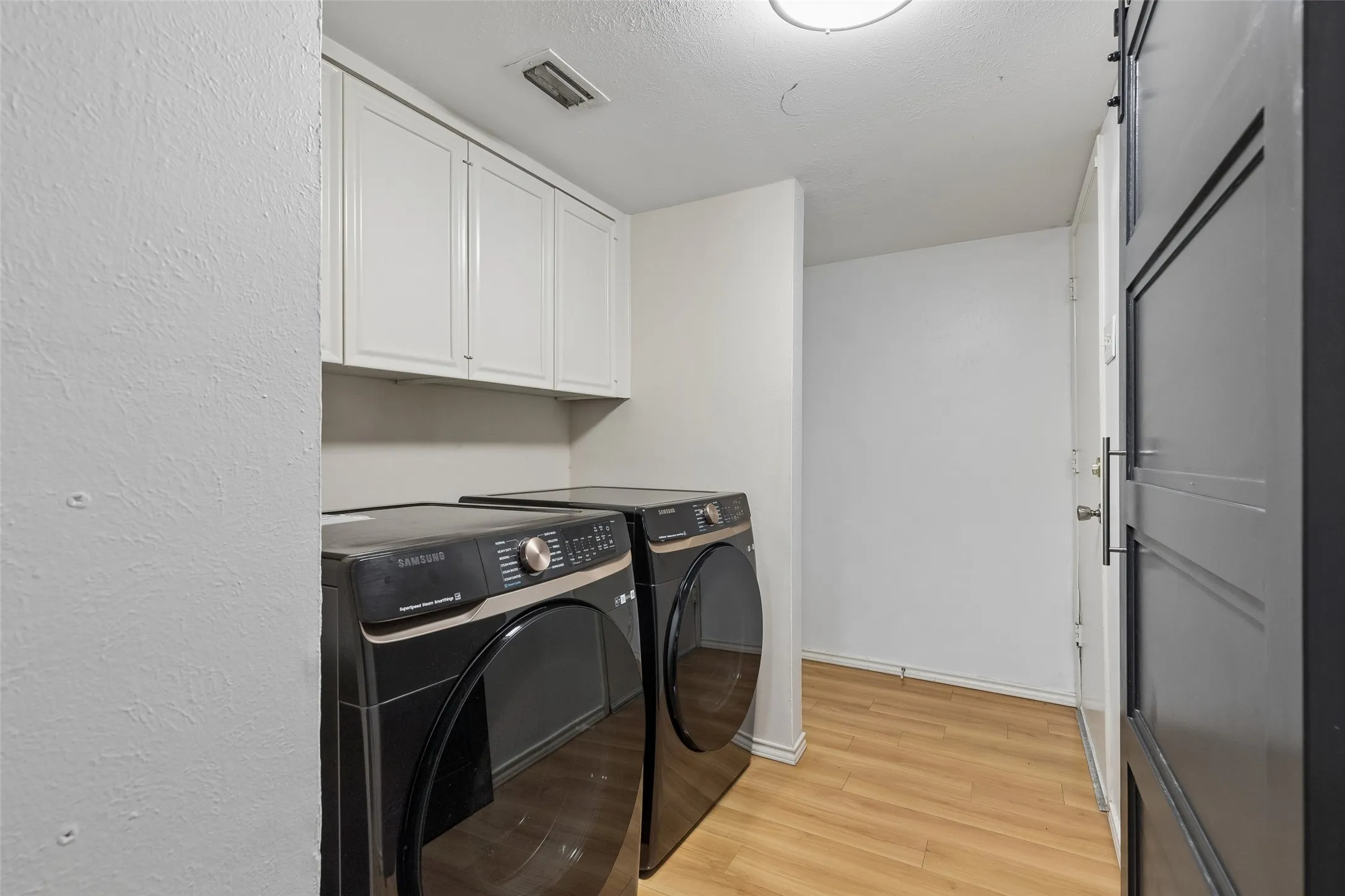 Single Family Residence For Sale in Denton County , 713 Kathryn Drive, Lewisville, Texas 75067, 3 Bedroom, 2 Bathroom, 2 Garage spaces, 1,902 Sqft, built in 1973, mls#21327673, Real Estate Agent in Lewisville, Homes For Sale in Denton county, Homes For Sale in Lewisville, Realtor in Lewisville Texas, Real Estate Brokerage Independent Realty Texas, Luminita Cordes Realtor