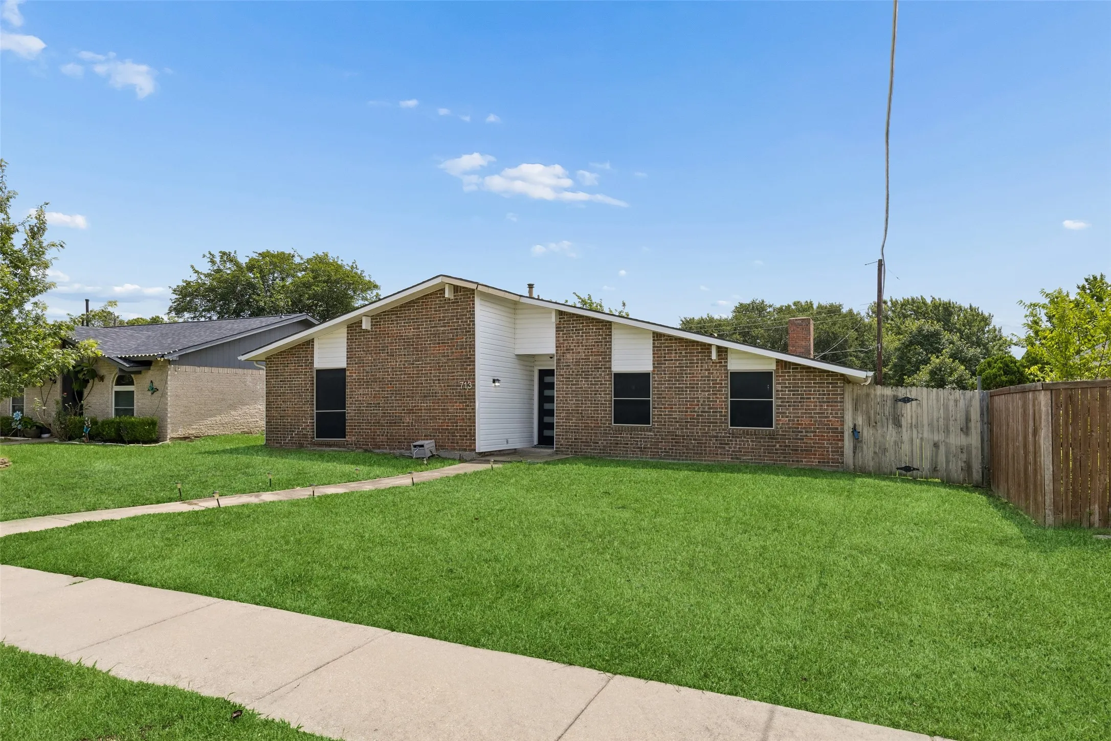 Single Family Residence For Sale in Denton County , 713 Kathryn Drive, Lewisville, Texas 75067, 3 Bedroom, 2 Bathroom, 2 Garage spaces, 1,902 Sqft, built in 1973, mls#21327673, Real Estate Agent in Lewisville, Homes For Sale in Denton county, Homes For Sale in Lewisville, Realtor in Lewisville Texas, Real Estate Brokerage Independent Realty Texas, Luminita Cordes Realtor