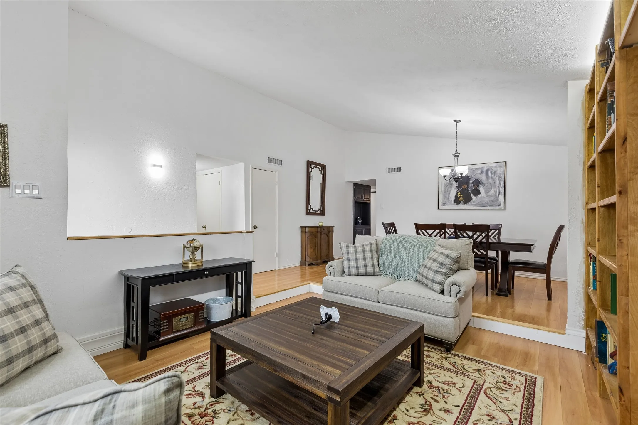 Single Family Residence For Sale in Denton County , 713 Kathryn Drive, Lewisville, Texas 75067, 3 Bedroom, 2 Bathroom, 2 Garage spaces, 1,902 Sqft, built in 1973, mls#21327673, Real Estate Agent in Lewisville, Homes For Sale in Denton county, Homes For Sale in Lewisville, Realtor in Lewisville Texas, Real Estate Brokerage Independent Realty Texas, Luminita Cordes Realtor