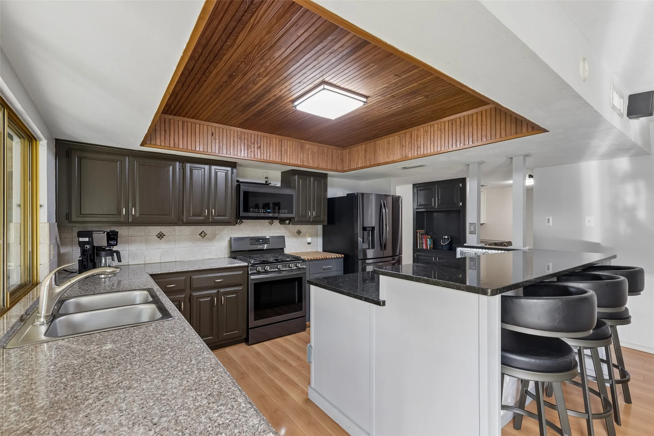 Single Family Residence For Sale in Denton County , 713 Kathryn Drive, Lewisville, Texas 75067, 3 Bedroom, 2 Bathroom, 2 Garage spaces, 1,902 Sqft, built in 1973, mls#21327673, Real Estate Agent in Lewisville, Homes For Sale in Denton county, Homes For Sale in Lewisville, Realtor in Lewisville Texas, Real Estate Brokerage Independent Realty Texas, Luminita Cordes Realtor