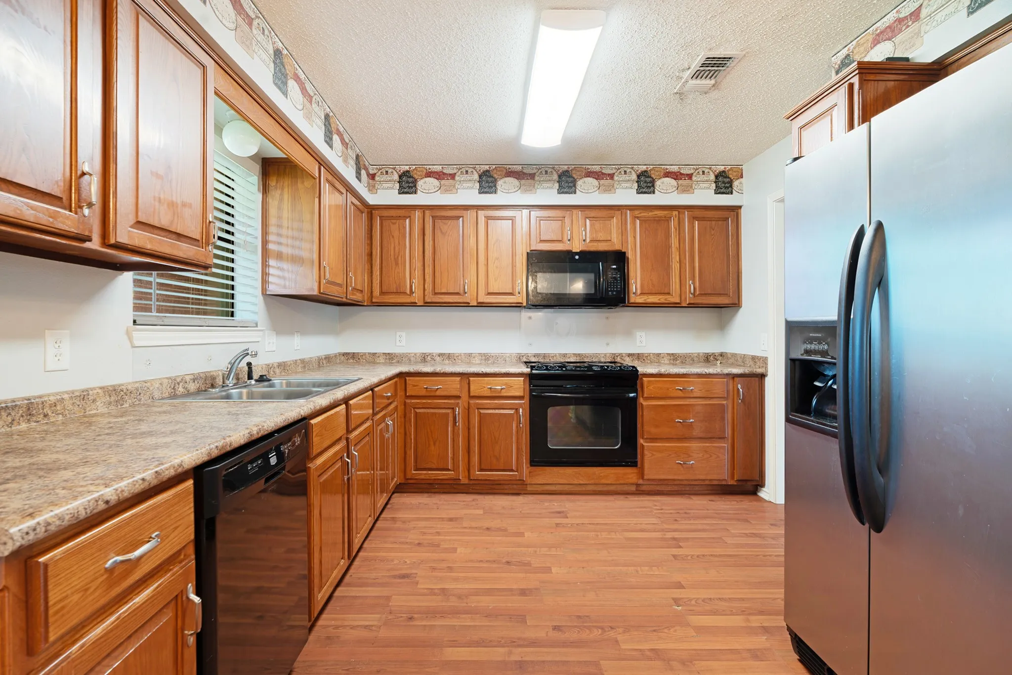 Single Family Residence For Sale in Lamar County , 140 SE 49th Street, Paris, Texas 75462, 3 Bedroom, 2 Bathroom, 2 Garage spaces, 1,583 Sqft, built in 2009, mls#21328054, Real Estate Agent in Paris, Homes For Sale in Lamar county, Homes For Sale in Paris, Realtor in Paris Texas, Real Estate Brokerage Independent Realty Texas, Luminita Cordes Realtor