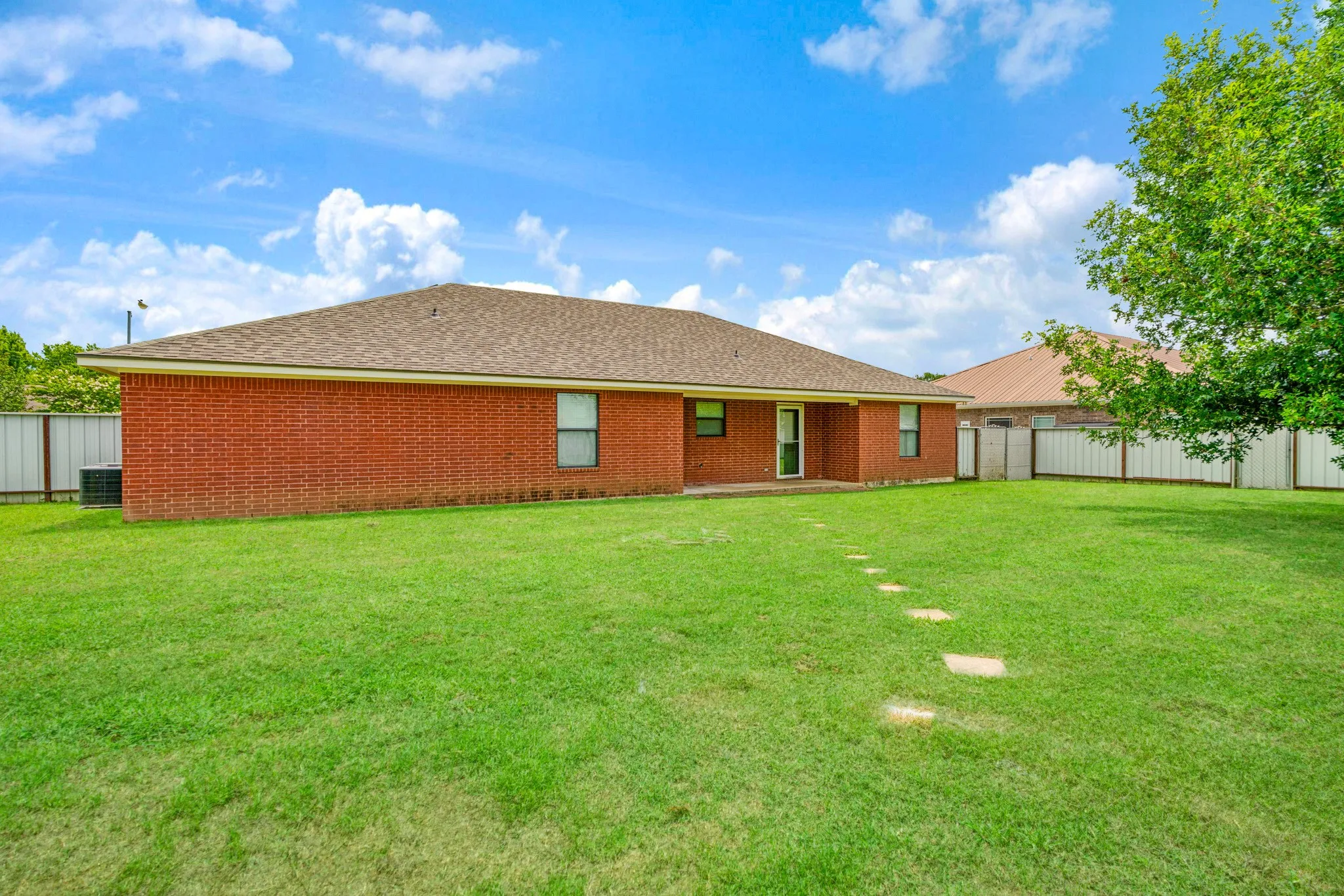 Single Family Residence For Sale in Lamar County , 140 SE 49th Street, Paris, Texas 75462, 3 Bedroom, 2 Bathroom, 2 Garage spaces, 1,583 Sqft, built in 2009, mls#21328054, Real Estate Agent in Paris, Homes For Sale in Lamar county, Homes For Sale in Paris, Realtor in Paris Texas, Real Estate Brokerage Independent Realty Texas, Luminita Cordes Realtor