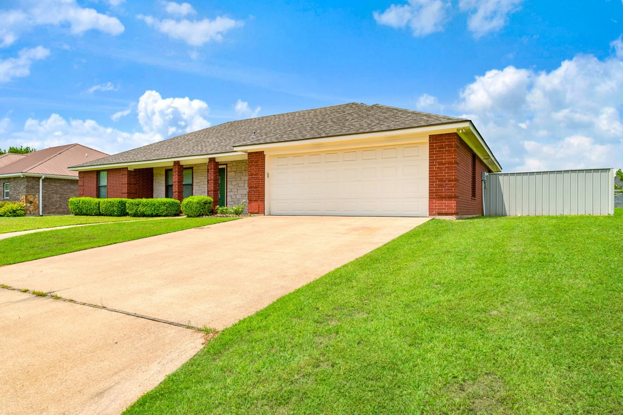 Single Family Residence For Sale in Lamar County , 140 SE 49th Street, Paris, Texas 75462, 3 Bedroom, 2 Bathroom, 2 Garage spaces, 1,583 Sqft, built in 2009, mls#21328054, Real Estate Agent in Paris, Homes For Sale in Lamar county, Homes For Sale in Paris, Realtor in Paris Texas, Real Estate Brokerage Independent Realty Texas, Luminita Cordes Realtor