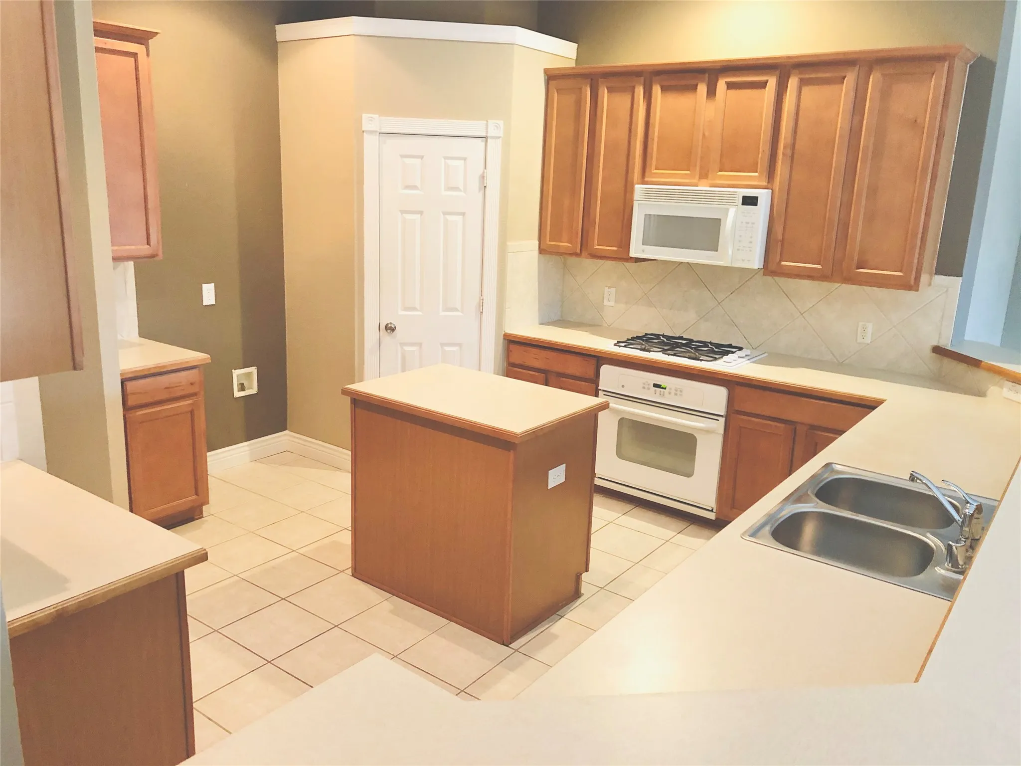 Single Family Residence For Rent in Denton County , 13221 Bavarian Drive, Frisco, Texas 75033, 3 Bedroom, 2 Bathroom, 2 Garage spaces, 2,145 Sqft, built in 2003, mls#21330506, Real Estate Agent in Frisco, Homes For Rent in Denton county, Homes For Rent in Frisco, Realtor in Frisco Texas, Real Estate Brokerage Independent Realty Texas, Luminita Cordes Realtor