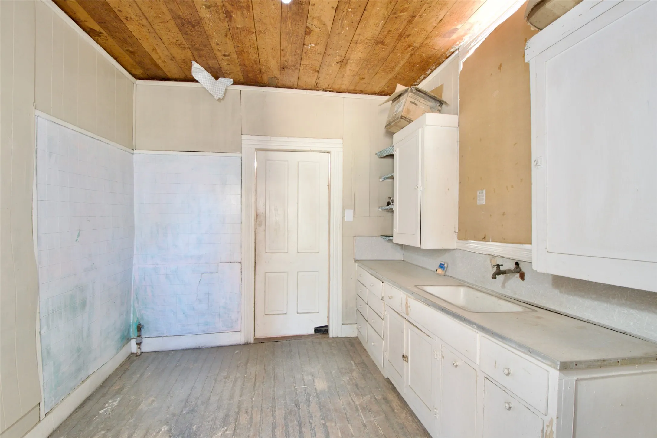 Single Family Residence For Sale in Falls County , 216 Fortune Street, Marlin, Texas 76661, 5 Bedroom, 4 Bathroom, Garage spaces, 2,300 Sqft, built in 0, mls#21326387, Real Estate Agent in Marlin, Homes For Sale in Falls county, Homes For Sale in Marlin, Realtor in Marlin Texas, Real Estate Brokerage Independent Realty Texas, Luminita Cordes Realtor
