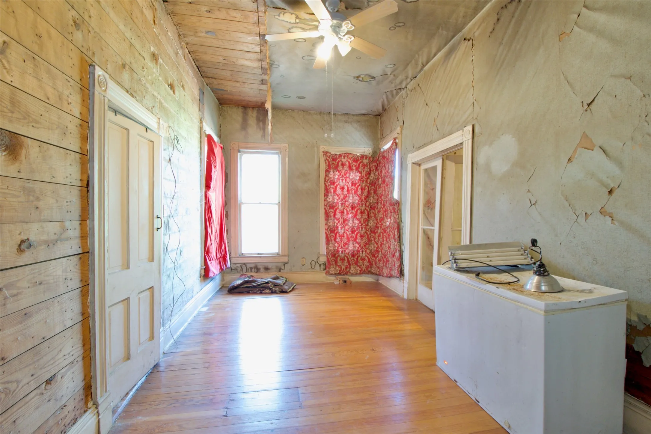 Single Family Residence For Sale in Falls County , 216 Fortune Street, Marlin, Texas 76661, 5 Bedroom, 4 Bathroom, Garage spaces, 2,300 Sqft, built in 0, mls#21326387, Real Estate Agent in Marlin, Homes For Sale in Falls county, Homes For Sale in Marlin, Realtor in Marlin Texas, Real Estate Brokerage Independent Realty Texas, Luminita Cordes Realtor