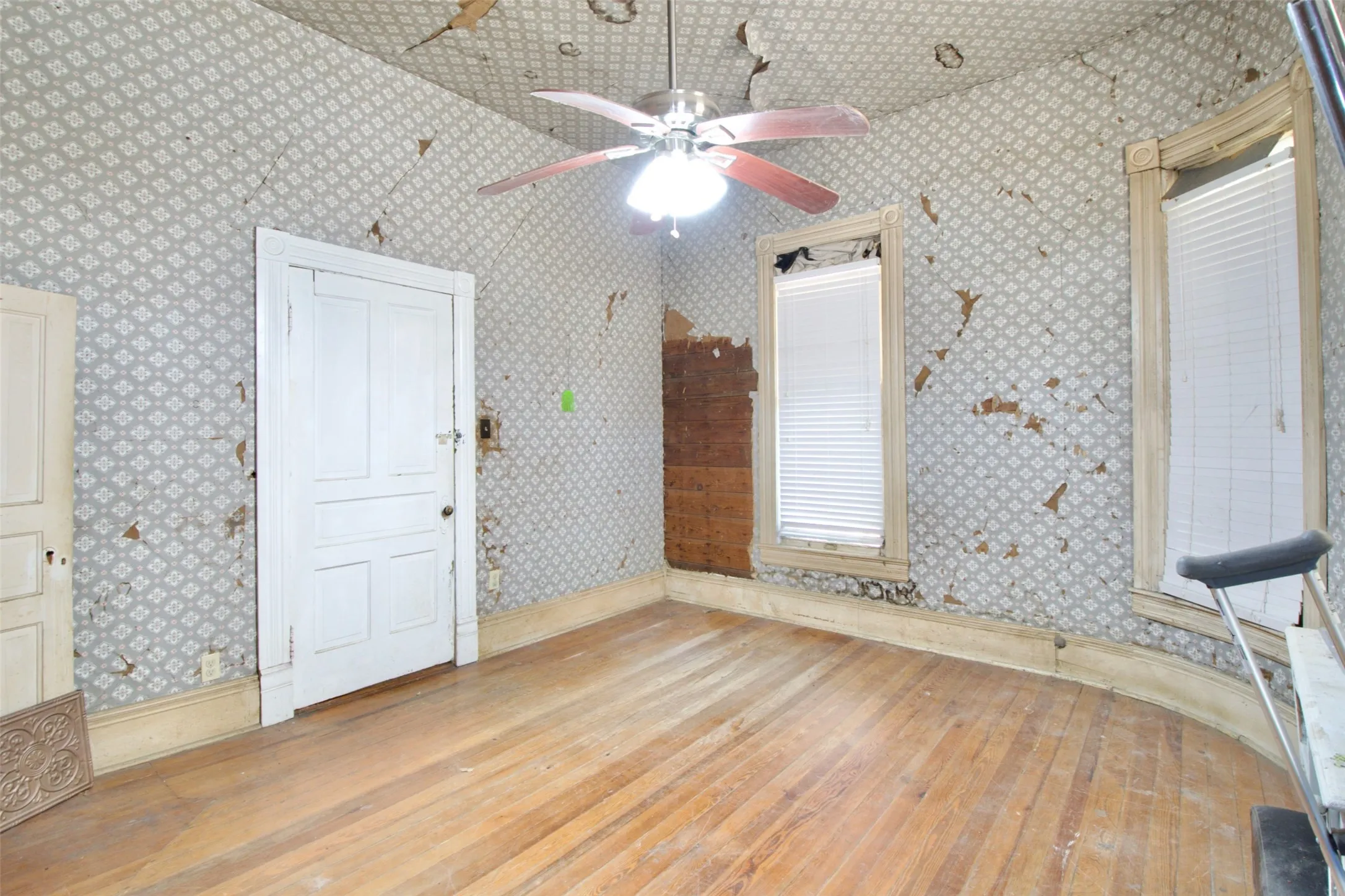 Single Family Residence For Sale in Falls County , 216 Fortune Street, Marlin, Texas 76661, 5 Bedroom, 4 Bathroom, Garage spaces, 2,300 Sqft, built in 0, mls#21326387, Real Estate Agent in Marlin, Homes For Sale in Falls county, Homes For Sale in Marlin, Realtor in Marlin Texas, Real Estate Brokerage Independent Realty Texas, Luminita Cordes Realtor